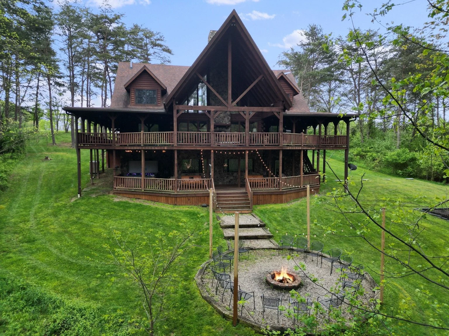 River Rock Lodge 🤩

🛏️ 8 bedrooms &amp; 🛁 5.5 bathrooms (22 guests)
🌟 Starlink WI-FI and desk
📺 Roku TVs
🎣 Stocked fishing pond with dock
🥾 Walking trails 
🏀 Outdoor basketball half court 
🎲Basement Game Room with pool table and foosball 
💧
