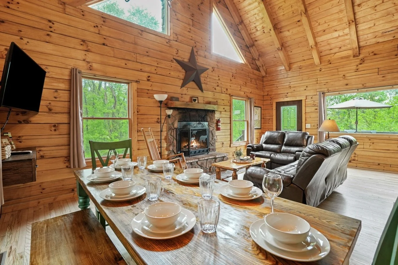 Liberty Ridge is our 11 guest Hocking Hills cabin located conveniently between Logan and Old Man&rsquo;s Cave! 

🛏️ 3 bedrooms, 🛁 3 bathrooms
🌟 WI-FI
📺 Roku TVs
🎲Basement Game Room with air hockey 
💧 Covered Hot Tub
🔥 Fire place and fire ring 