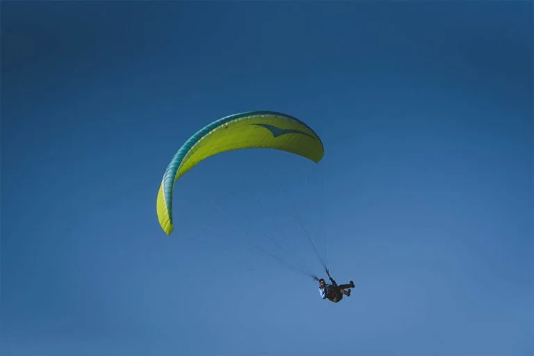 24601490_web1_210324_YKN_news_FR_paragliding-wb_3-768x512.jpg