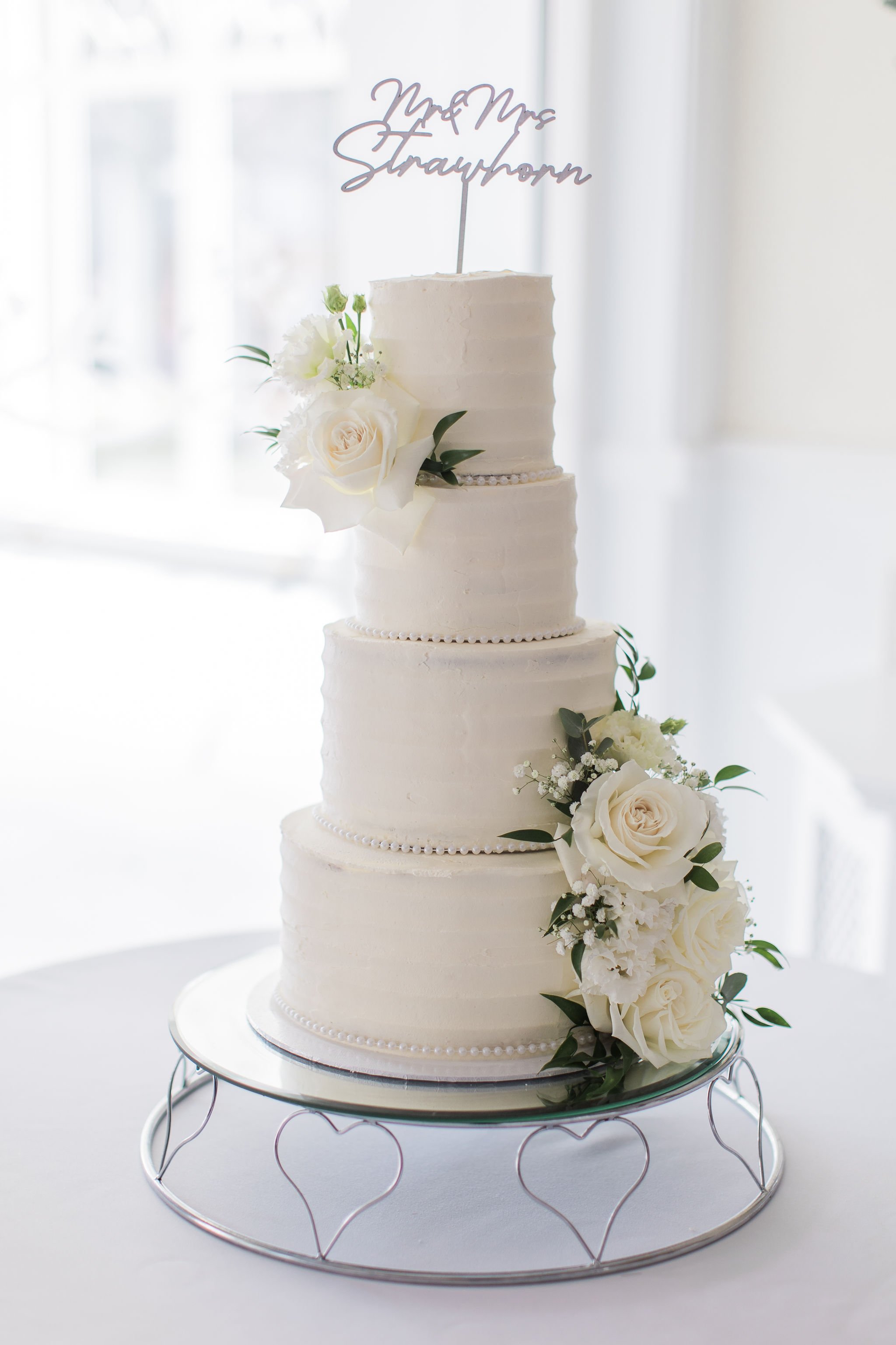 Flower styling on the wedding cake