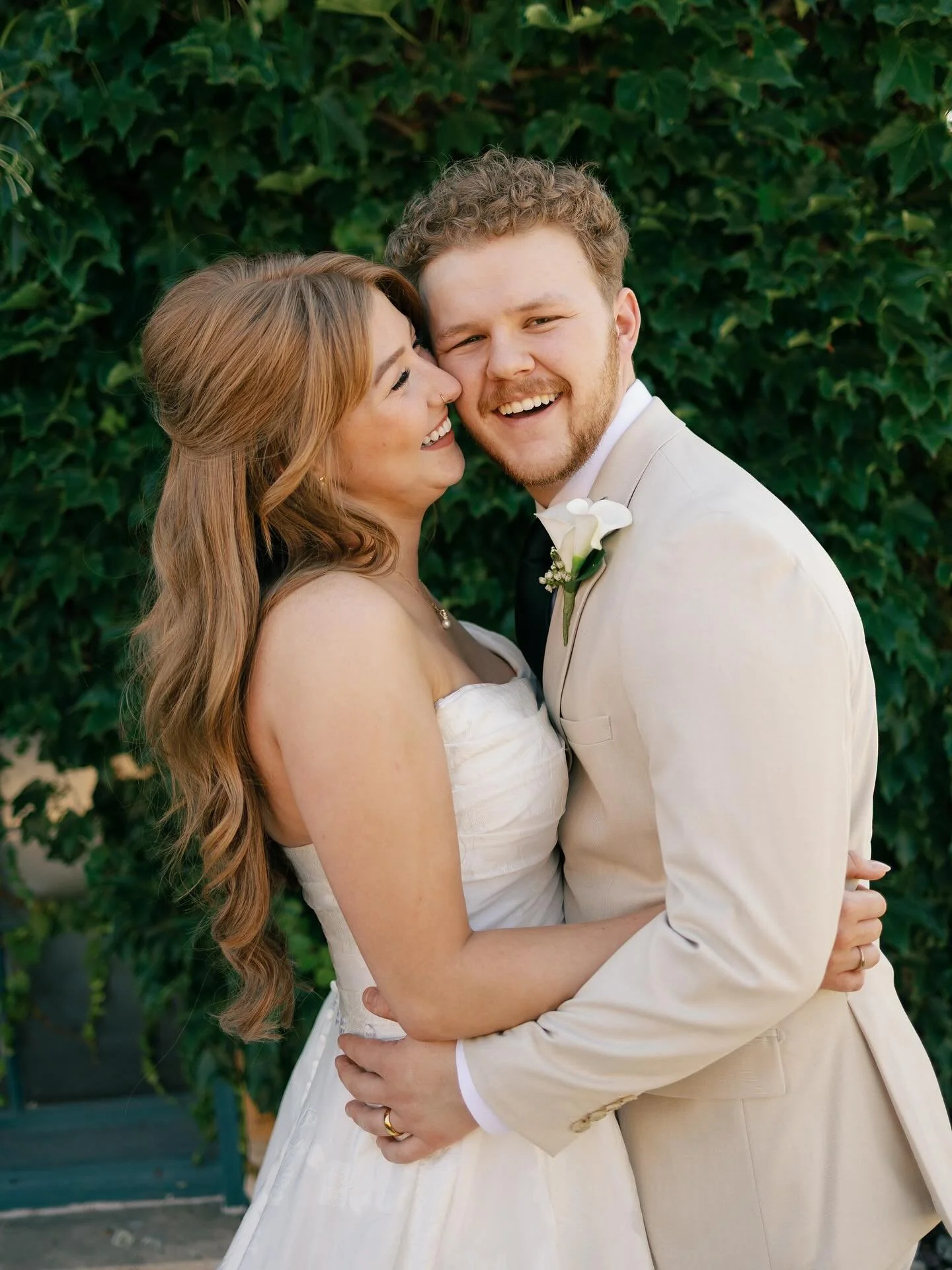 Bobby and Annemarie after tying the knot! Cheers to the lovely couple 🥂