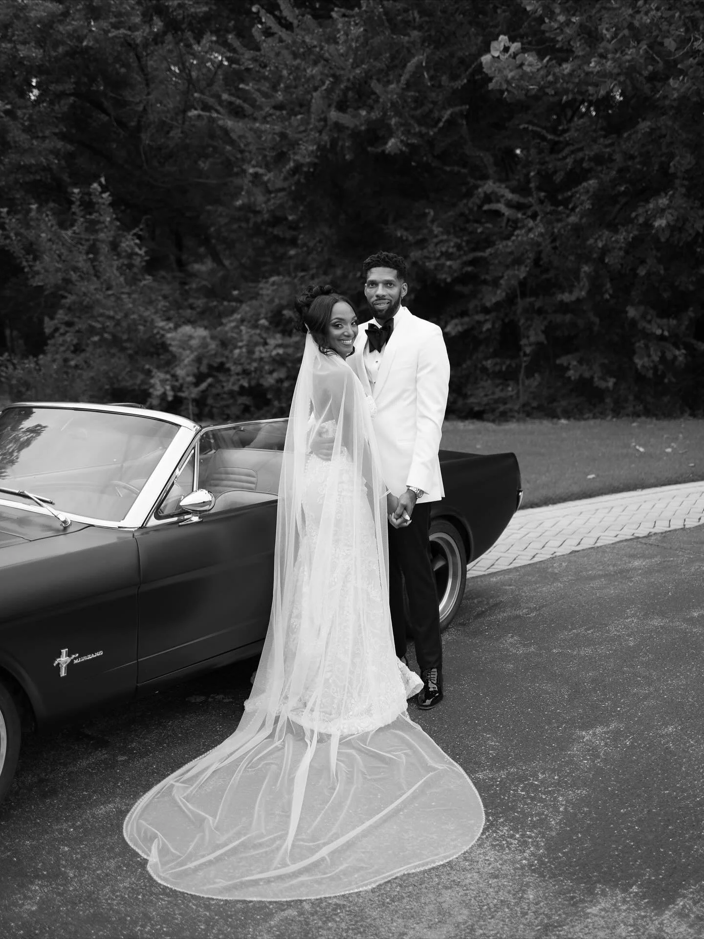 A handful of our favorite digital frames from Chelsea &amp; Brent&rsquo;s beautiful wedding

Venue: @glasschapel
Wedding Planner: @lesliecoleweddings
Photographer: @adenhenryphoto
Videography: @theweddinggoats
Content Creators: @melanacreatess, @thee