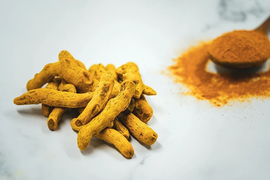 1024px-Turmeric_Root_and_Turmeric_Powder.jpg