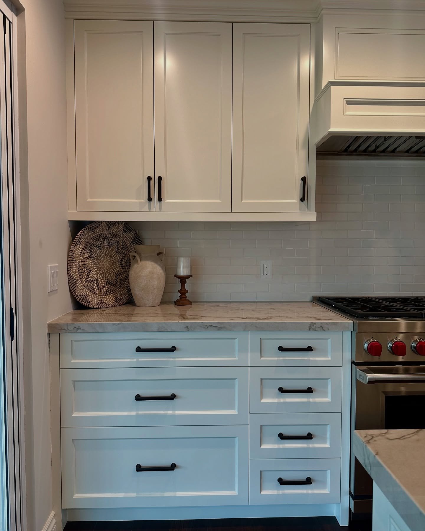 Classic. Clean. Forever chic.🤍 #classicwhitekicthen #Interiordesign #timeless