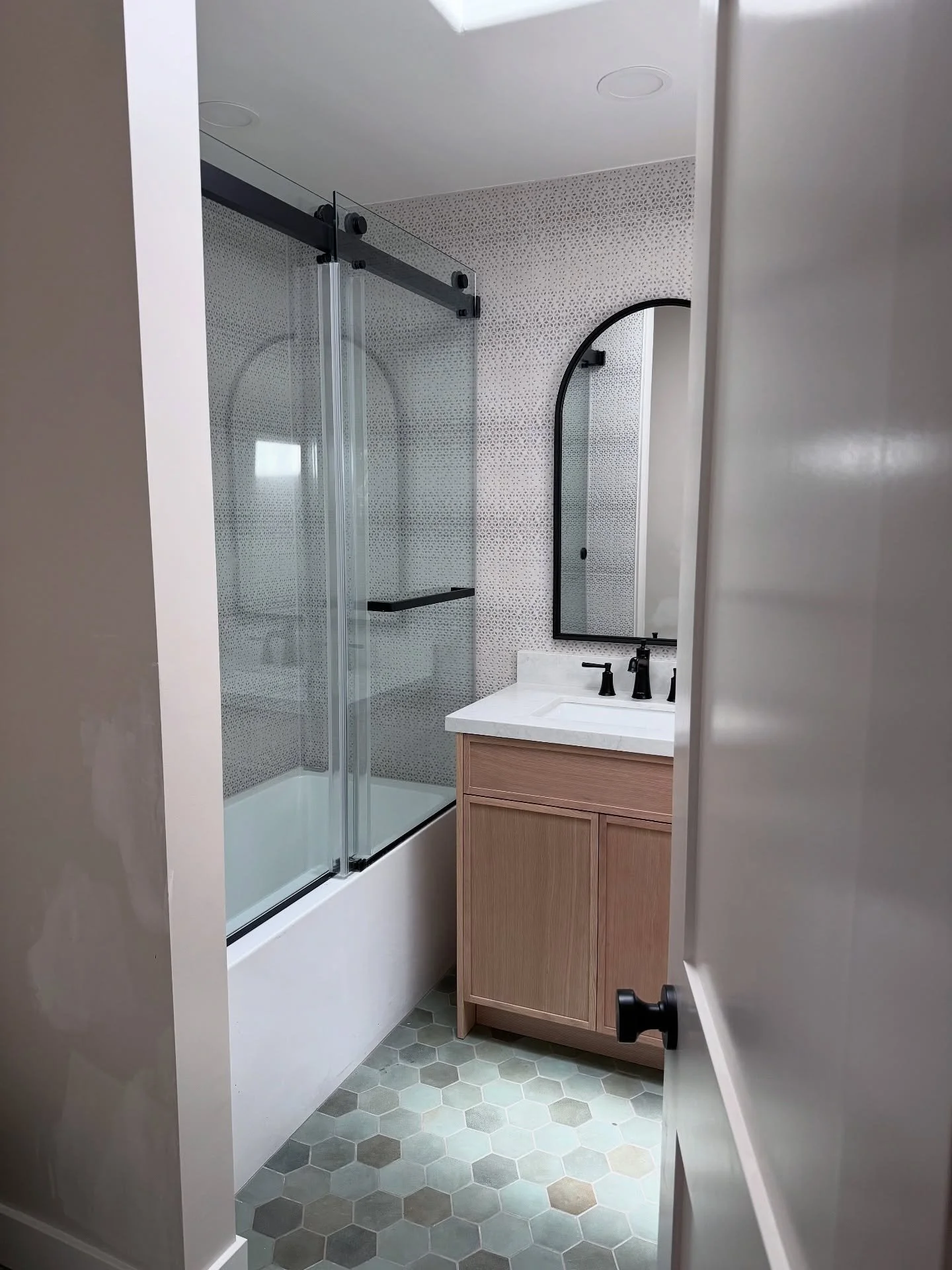 A couple sweet moments from our job site visit this week 🩵
We&rsquo;re loving the little surprises as the greens and blues start to shine through &mdash; it&rsquo;s all coming together beautifully.

#interiordesign #interiors #jobsiteprogress #color