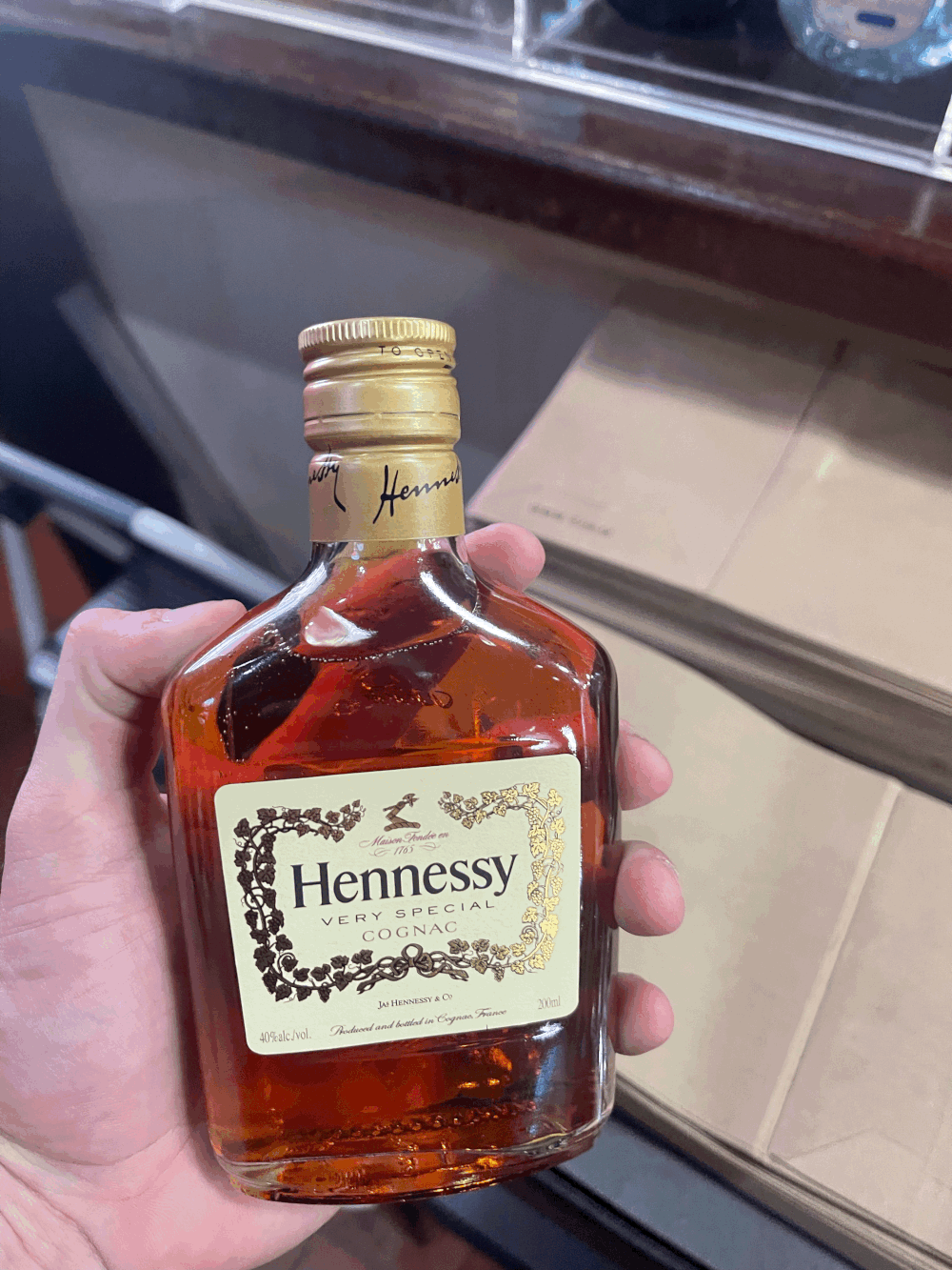 Hennessy VS Cognac 200ml — MAGNUM'S Discount LIQUOR'S