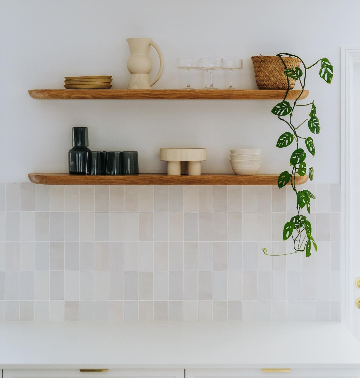 Floating shelves are the perfect addition to enhance your kitchen. 

They provide storage whilst also adding aesthetic value. Floating shelves come in a variety of colours, materials &amp; designs to suit your home. 🪴

📷 @nearbystudios
