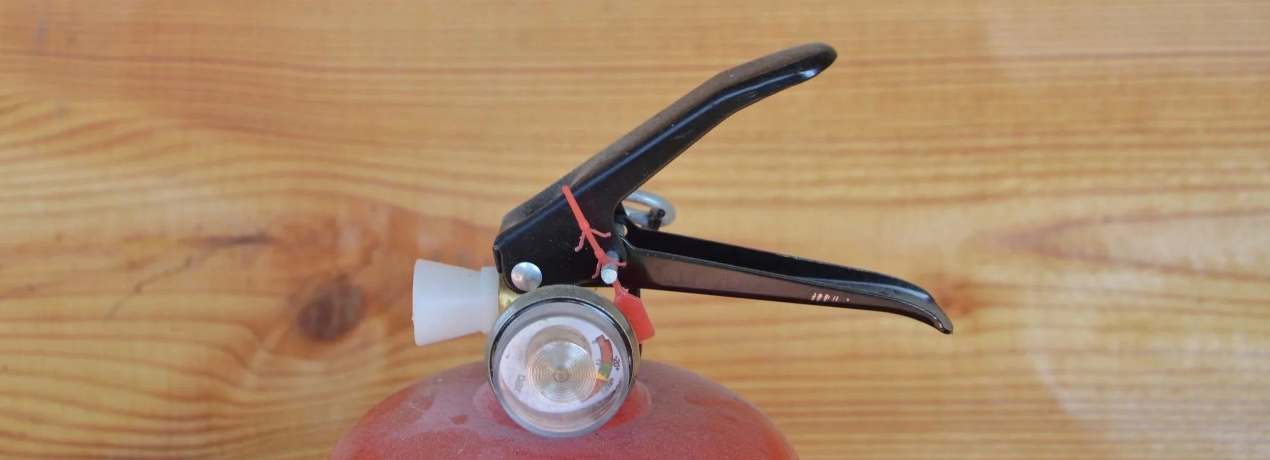 vecteezy_handheld-fire-extinguisher-to-protect-home-and-interior-from-fire_3648875.jpg