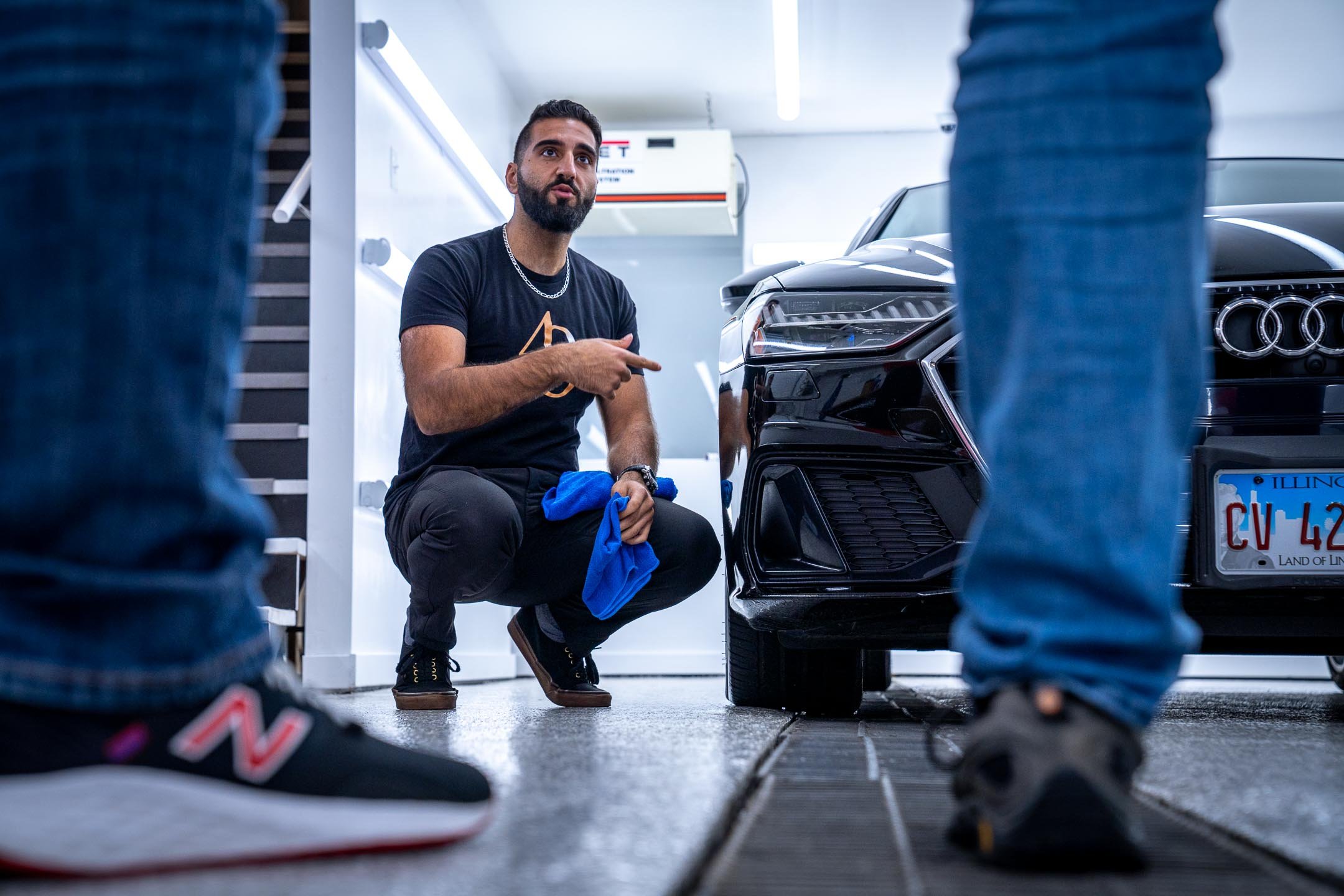 Detailing-Class-Instructor-Pointing-to-Car-Event-Photography-Victor-Espeland.jpg