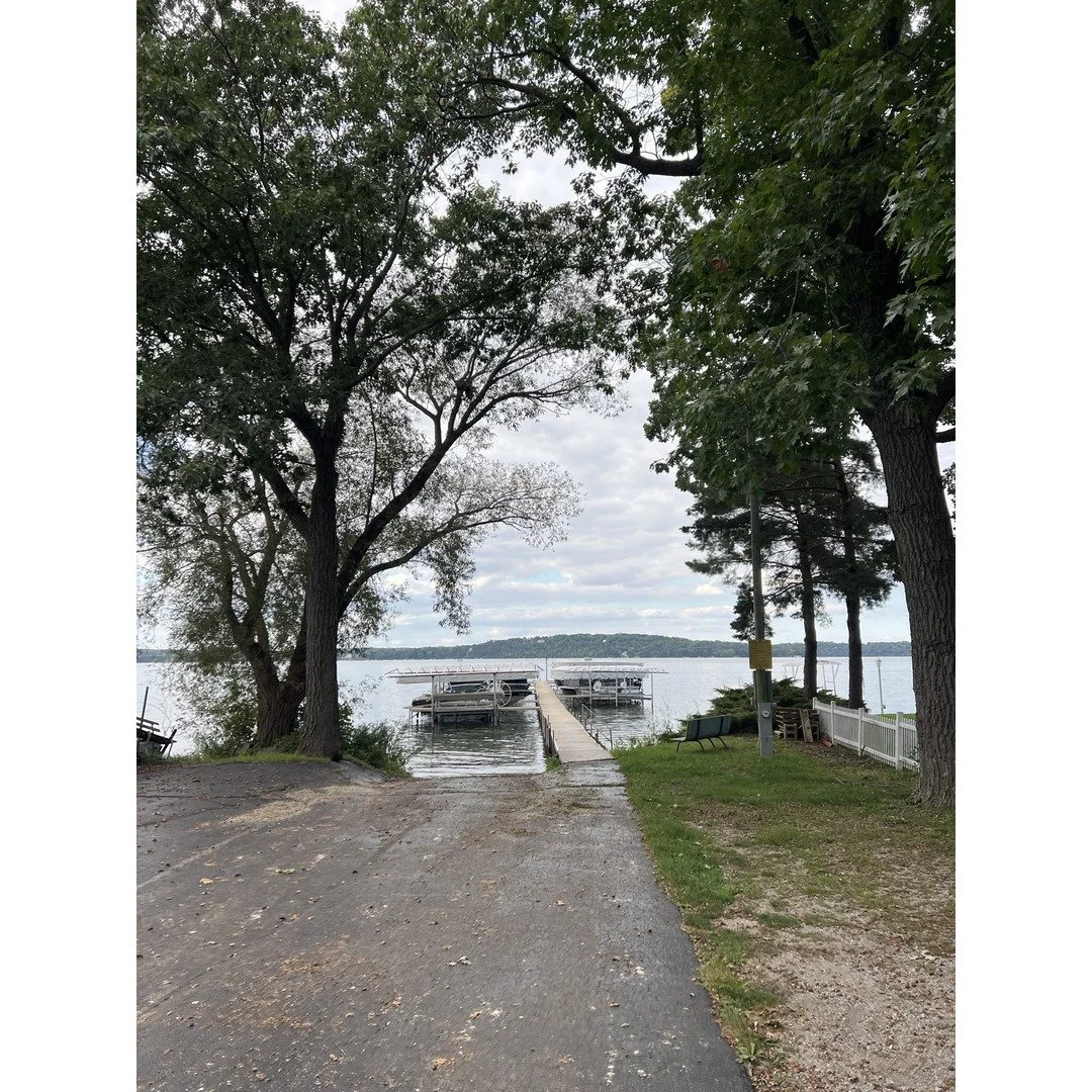 Green Lake, WI gave us the reset we didn't know we needed. 🍂 Pontoon mornings, that big green chair, and the quiet that comes after the kids launch. The good life isn't behind us.
#CozyGirlAutumn #EmptyNestFullLife #GreenLakeWI #MidlifePurpose #Conn