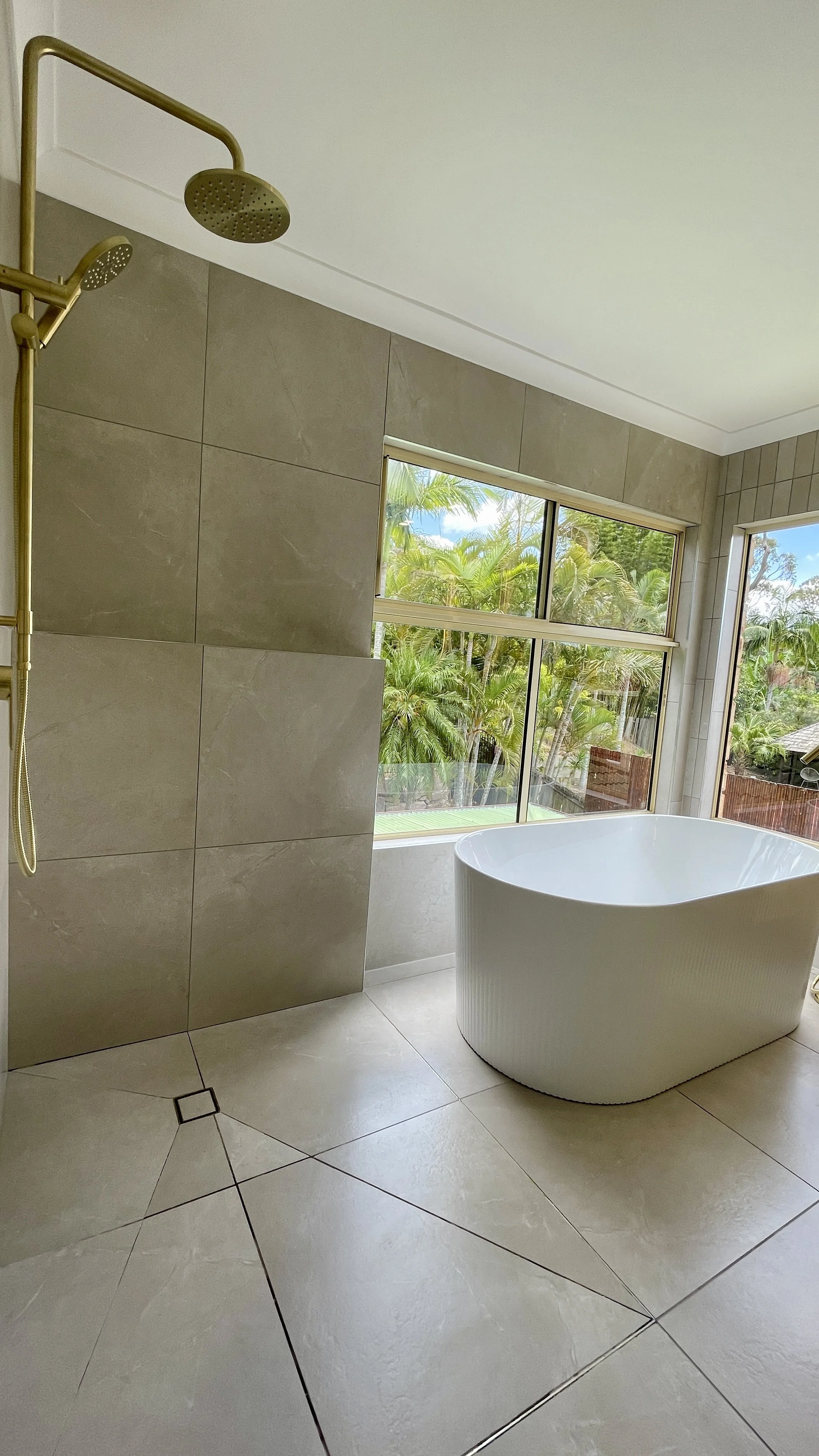 Shailer Park, Logan area, Southside of Brisbane bathroom renovation. Beautiful modern bathroom, white basin, timber ribbed vanity, white ribbed bath tub. 
