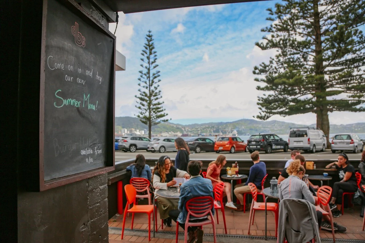 people-dining-in-courtyard-at-beach-babylon.jpg