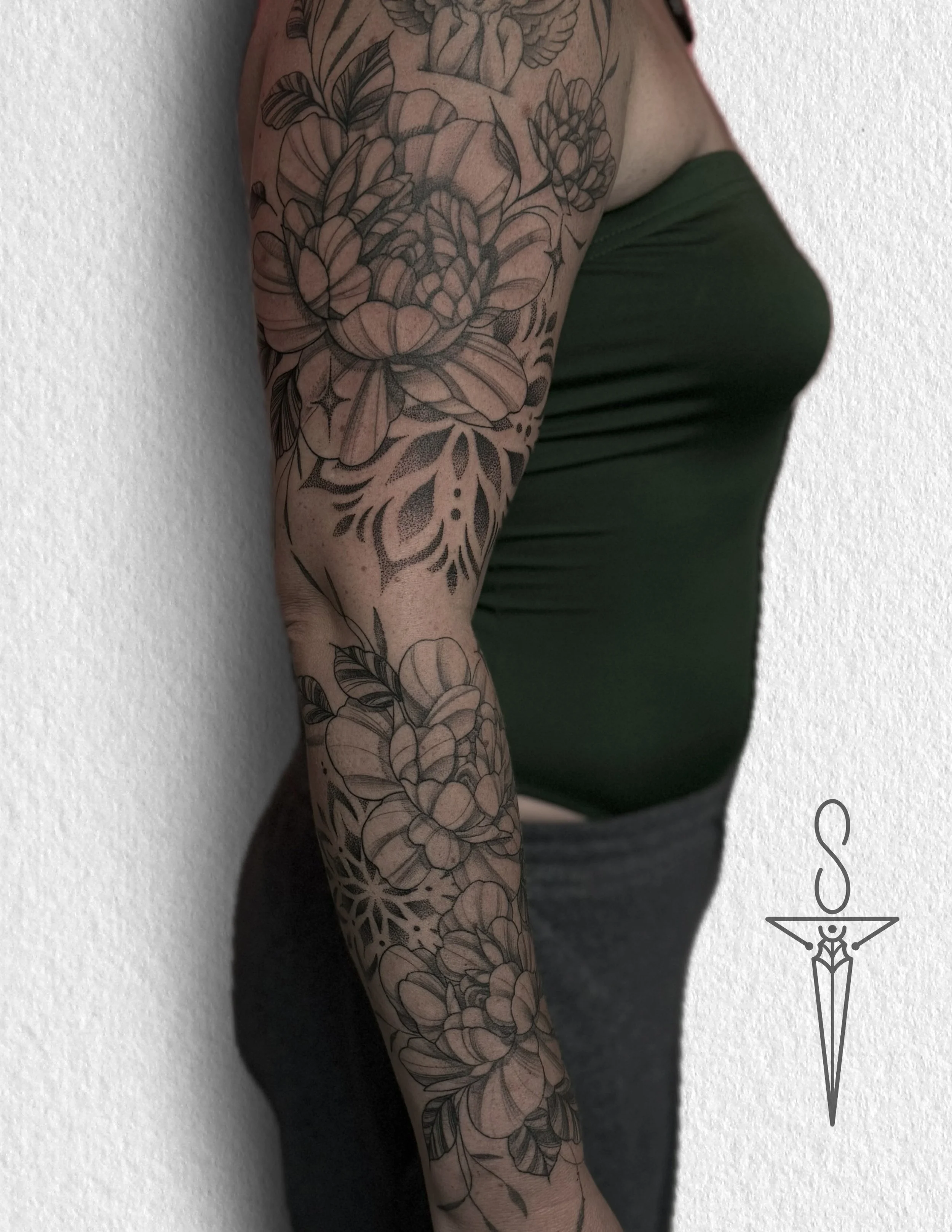 stipple-floral-black-and-grey-tattoo-rockford-il