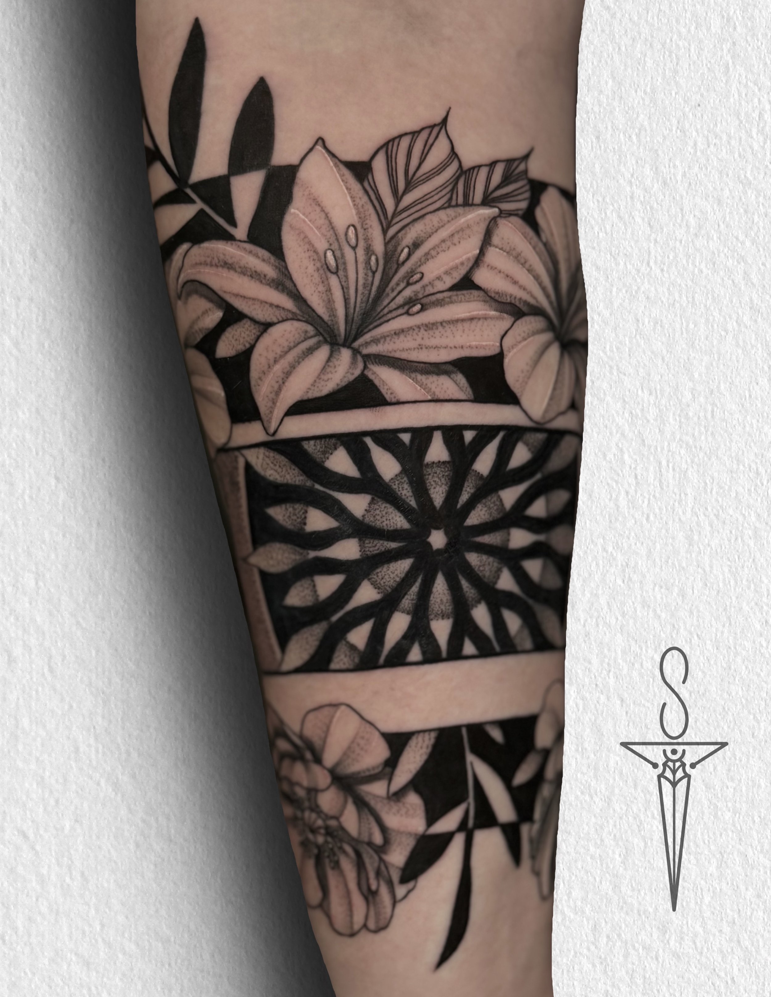 stipple-floral-arm-band-tattoo-rockford-il