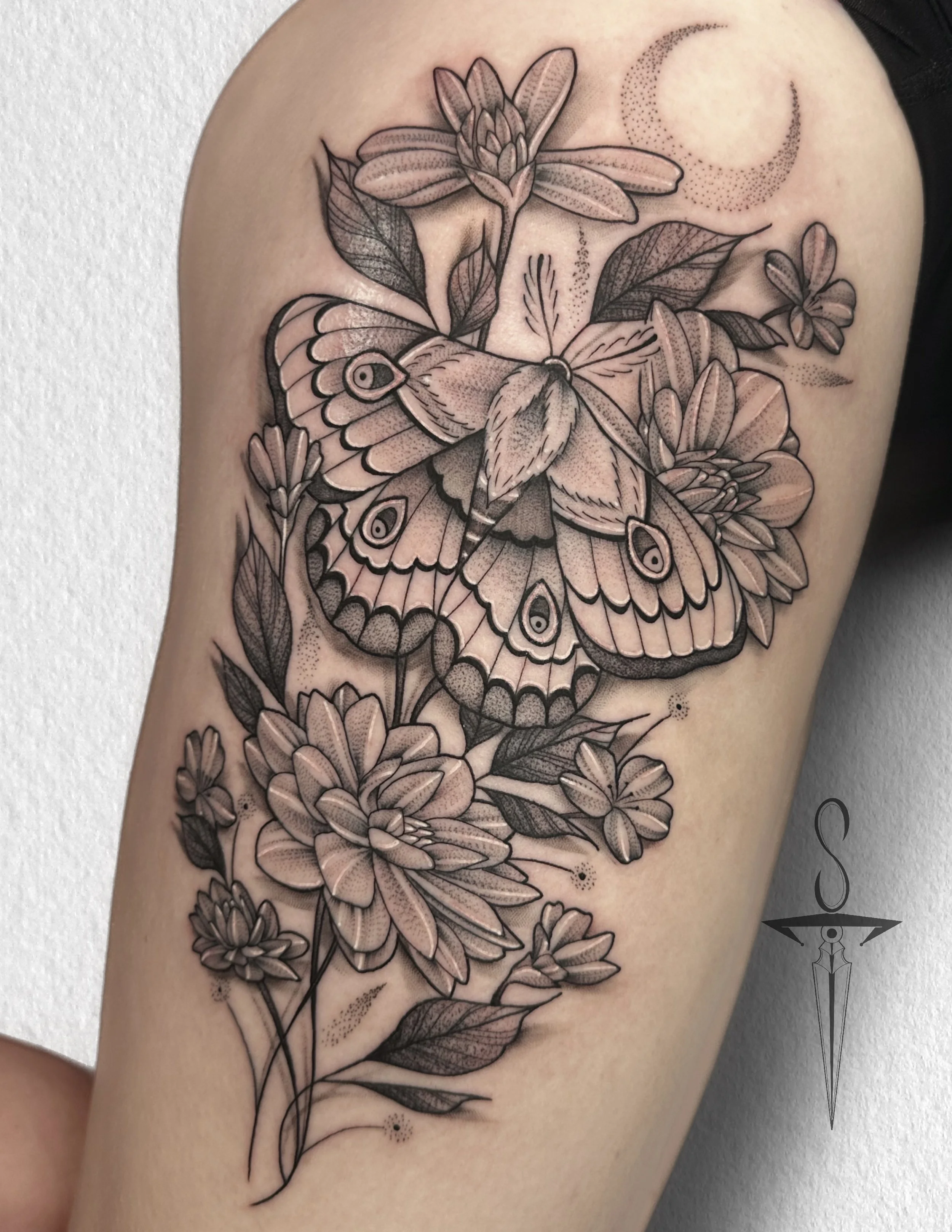 stipple-moth-floral-black-and-grey-tattoo-rockford-il