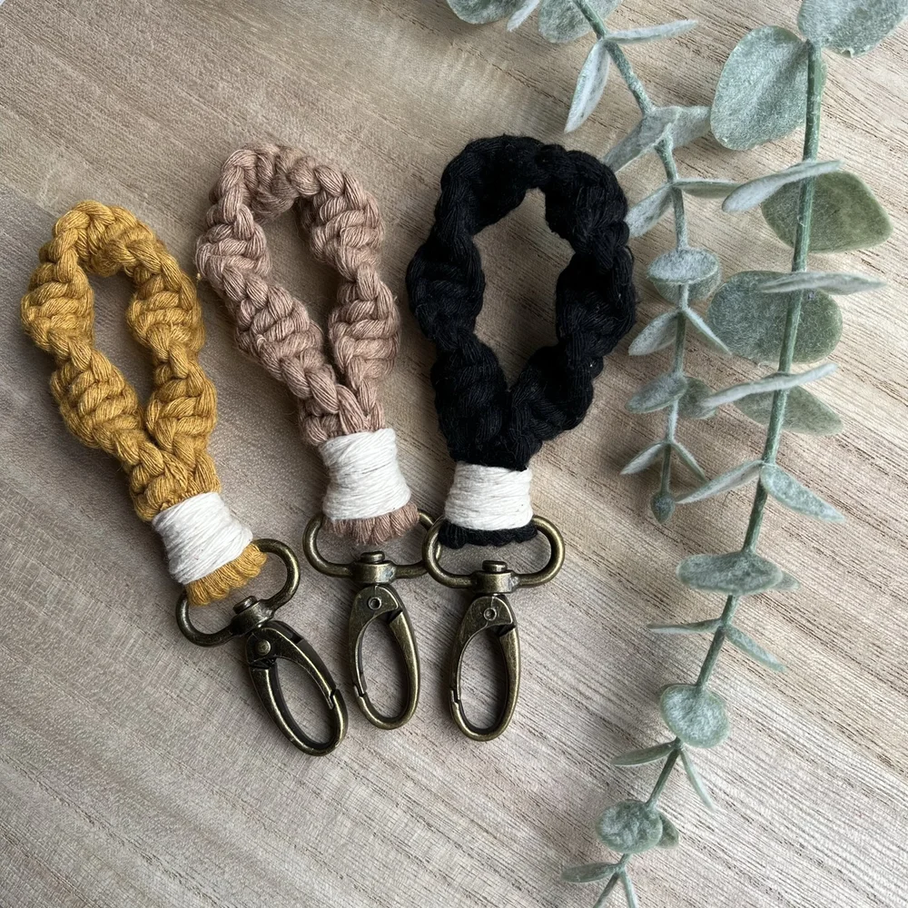 Macrame Finger Loop Keychain — CiCi's Knots