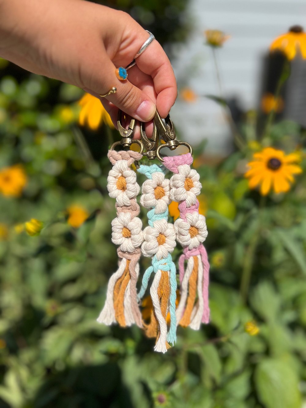 Daisy Flower Keychain — CiCi's Knots