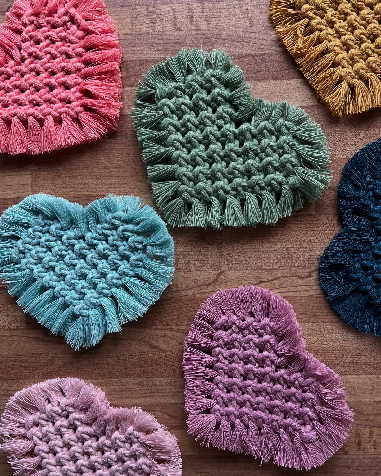 🤍These heart-shaped macram&eacute; coasters are the perfect addition to your Galentine&rsquo;s Day! Handmade with care, they add a cozy, boho vibe to your favorite drinks&mdash;whether it&rsquo;s a morning coffee, a glass of ros&eacute;, or a hot co