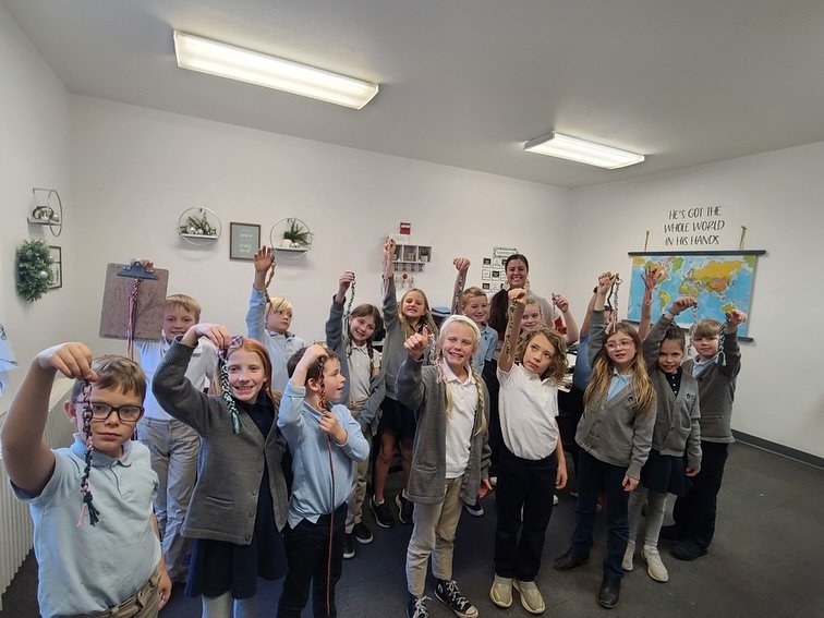 Today, I had the absolute joy of sharing my love for macrame with an amazing group of kids! I was invited to teach them how to create handmade Christmas gifts for their parents, knowing how much these heartfelt creations mean to families during the h
