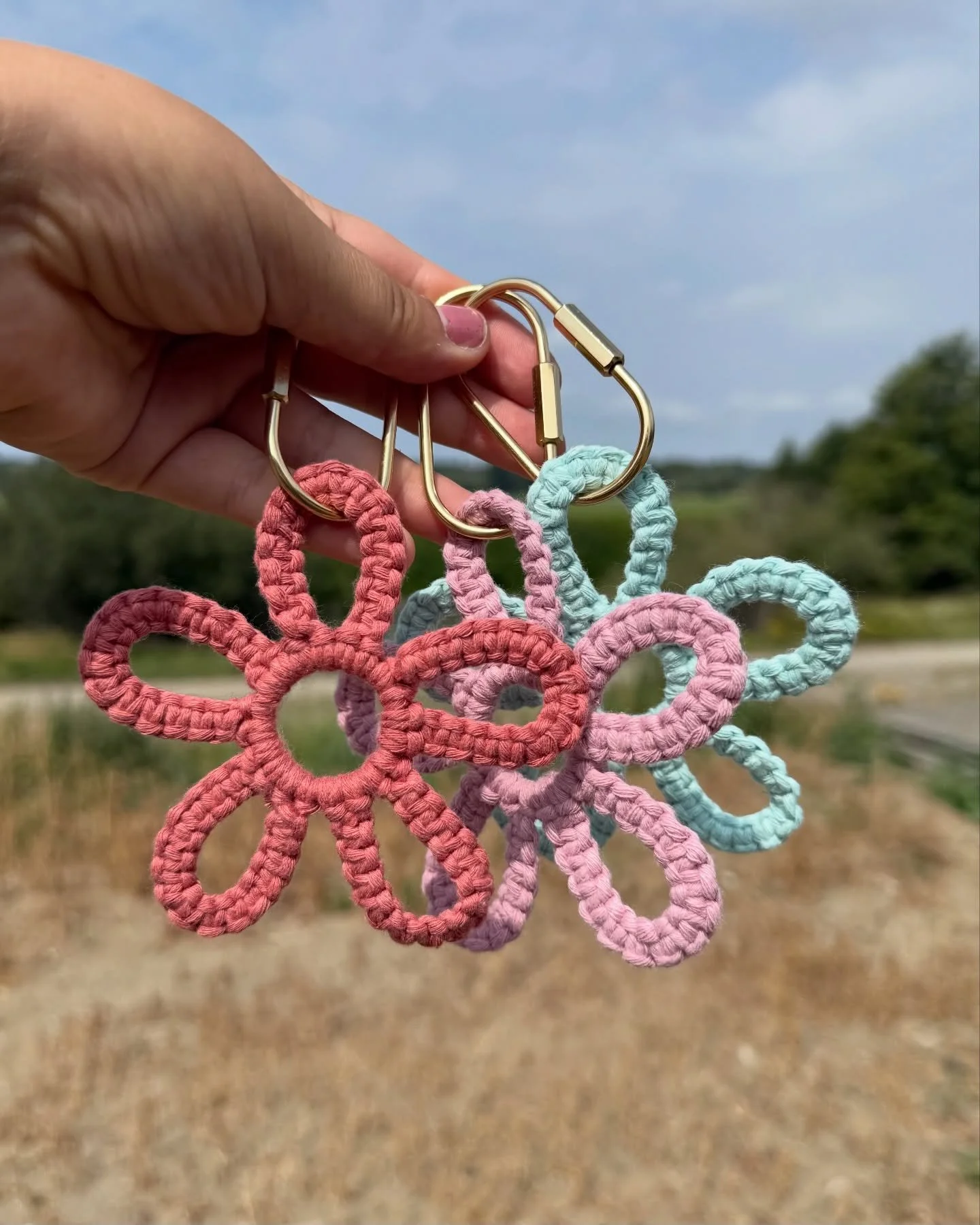 Springs just around the corner&hellip; so here&rsquo;s some flowers for your feed while we wait for the first blooms 🌼

#macrame #macram&eacute; #macramekeychain #cicisknots