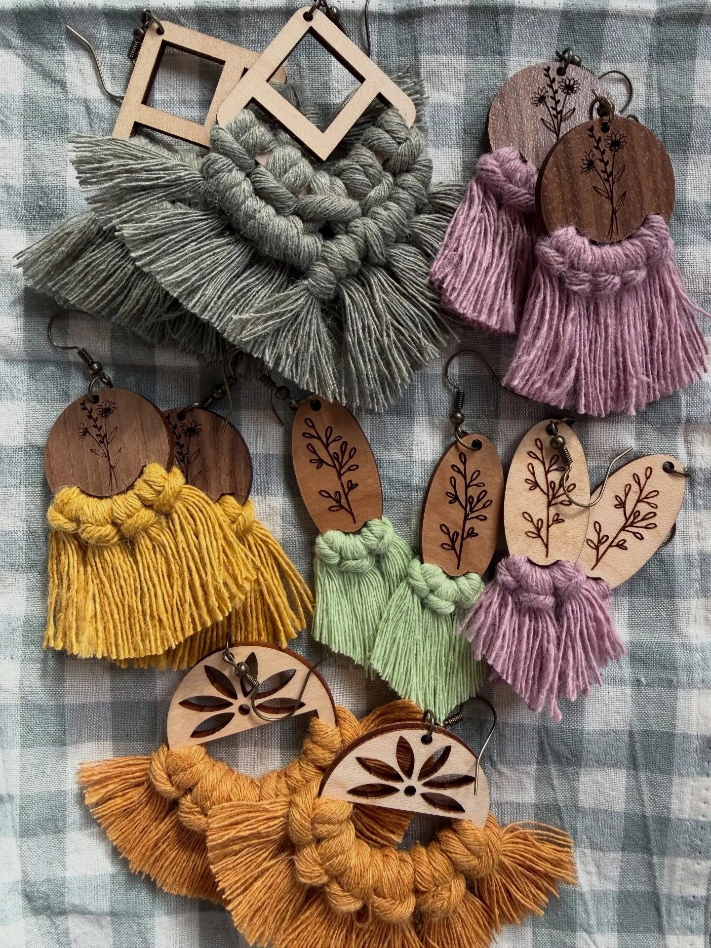 Loving all the spring colors!! New earrings coming to a market near you this spring ✨

#cicisknotd #macram&eacute; #macrameearrings #macrame