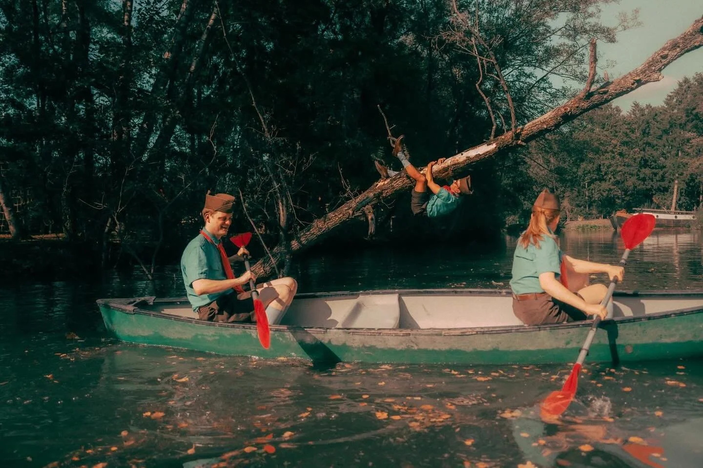 Nog even volhouden... Jeugdstorm komt naar jullie toe! 🤫
Jeugdstorm (9+) begint als een feelgood avontuur over een vrolijk zomerkamp, maar als het nationaalsocialisme ten einde komt, blijkt de realiteit verwarrend en eenzaam. Een familievoorstellin