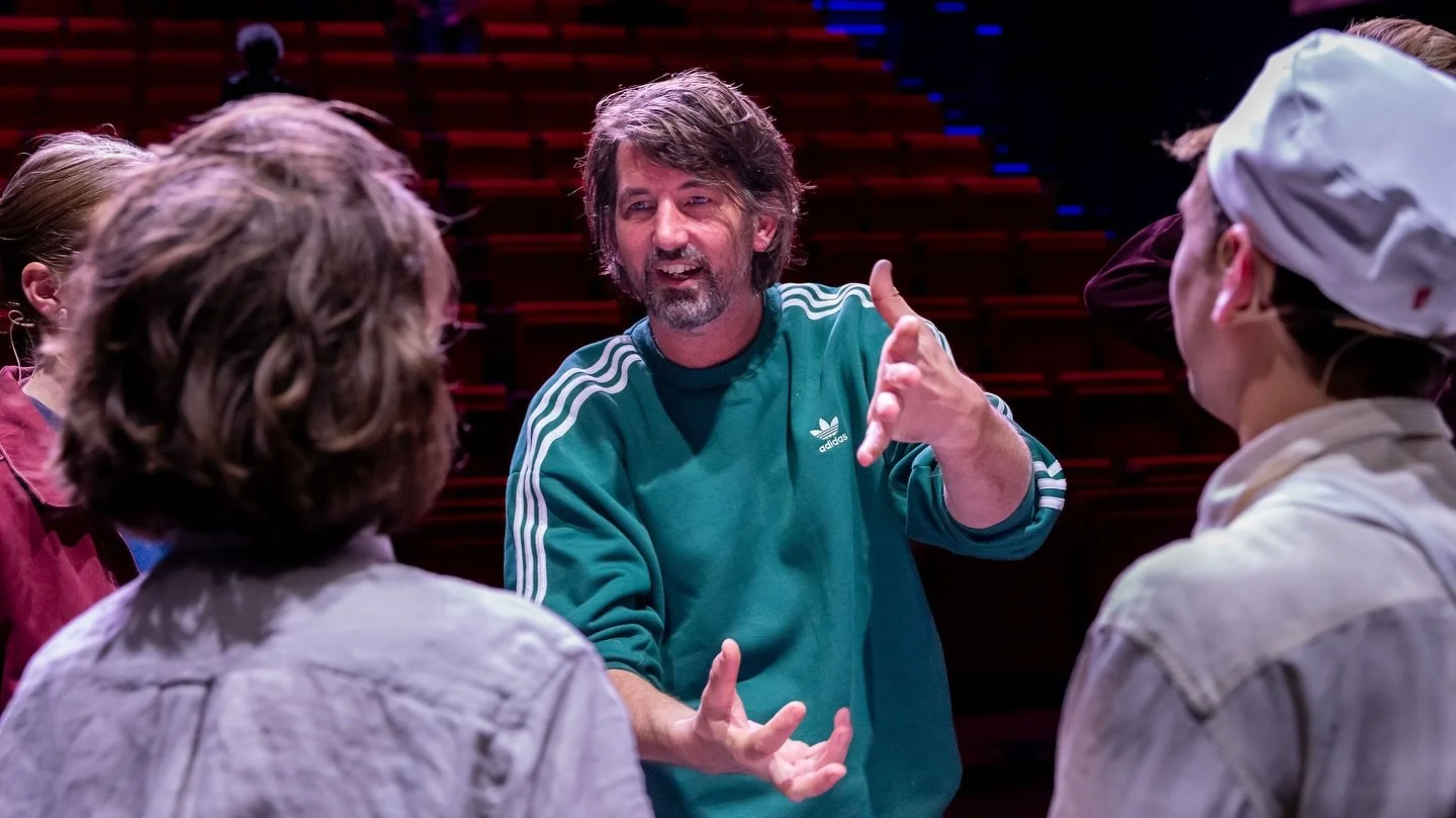 Onze fotograaf Jan Amse kwam langs tijdens de laatste dagen van de repetities van onze voorstelling JEUGDSTORM, die aanstaande zaterdag in première gaat bij @zwolsetheaters . 👀
Hier alvast een kijkje achter de schermen. We zijn er bijna klaa