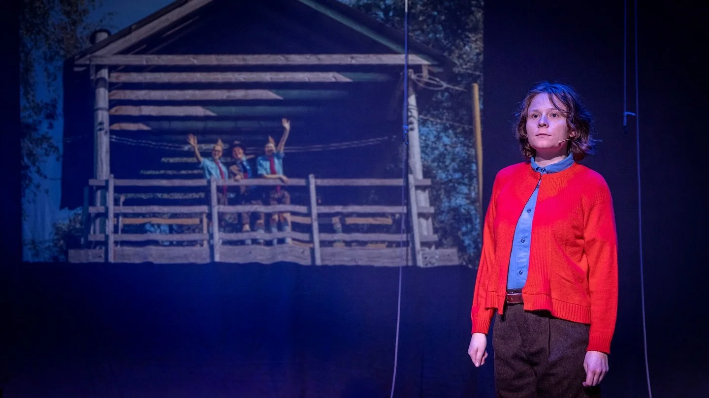 “Er zijn talloze toneelstukken over de Tweede Wereldoorlog, maar zelden wordt het hartverscheurende perspectief belicht van kinderen van ‘foute’ ouders. Hun verhalen verdienen het om gehoord te worden” Schrijver Wessel de Vrie