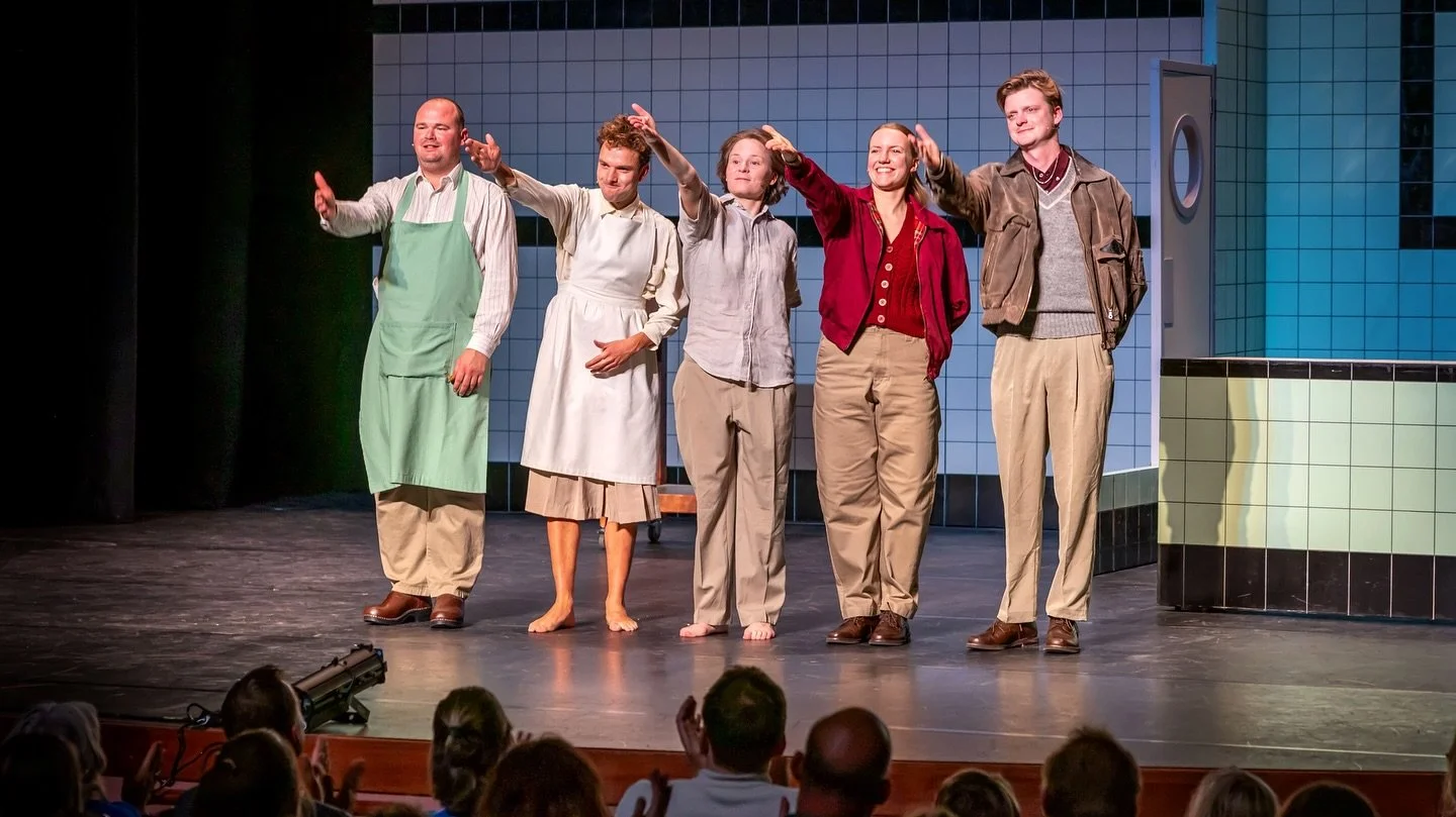 Gisteren was het de première van JEUGDSTORM 😍 We trapten af in @zwolsetheaters voor een volle zaal, bedankt voor jullie komst en support! 
Vanaf nu toert de voorstelling door het hele land. Benieuwd waar we spelen? Check de speellijst via de