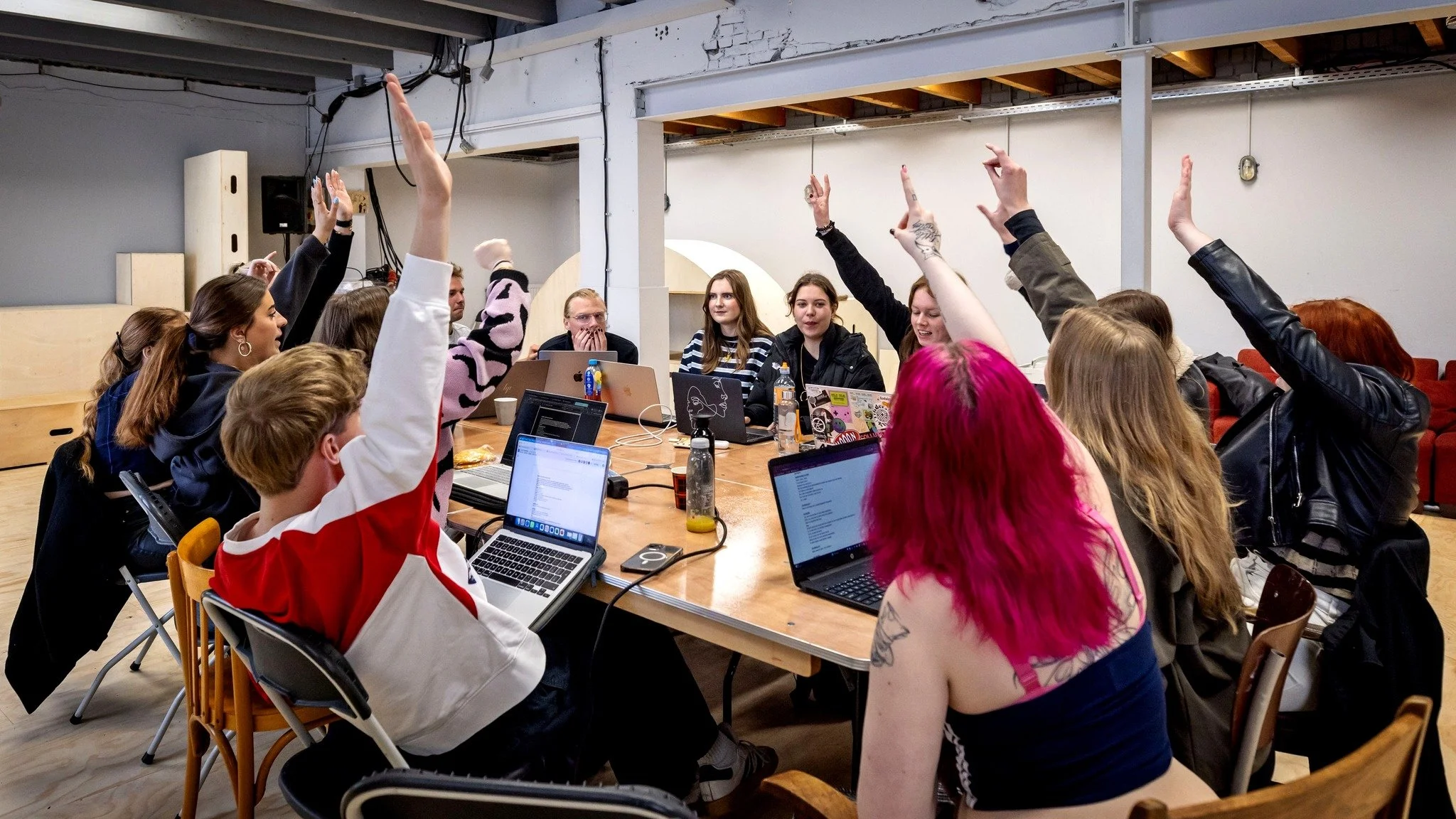 De repetities voor Ongedierte zijn begonnen! Theatermakers Billy de Walle en Scott Beekhuizen maken deze voorstelling samen met derdejaars acteurs van @deltion_college Zwolle. Ongedierte gaat over de stille getuigen van twee wereldoorlogen. Getuigen 
