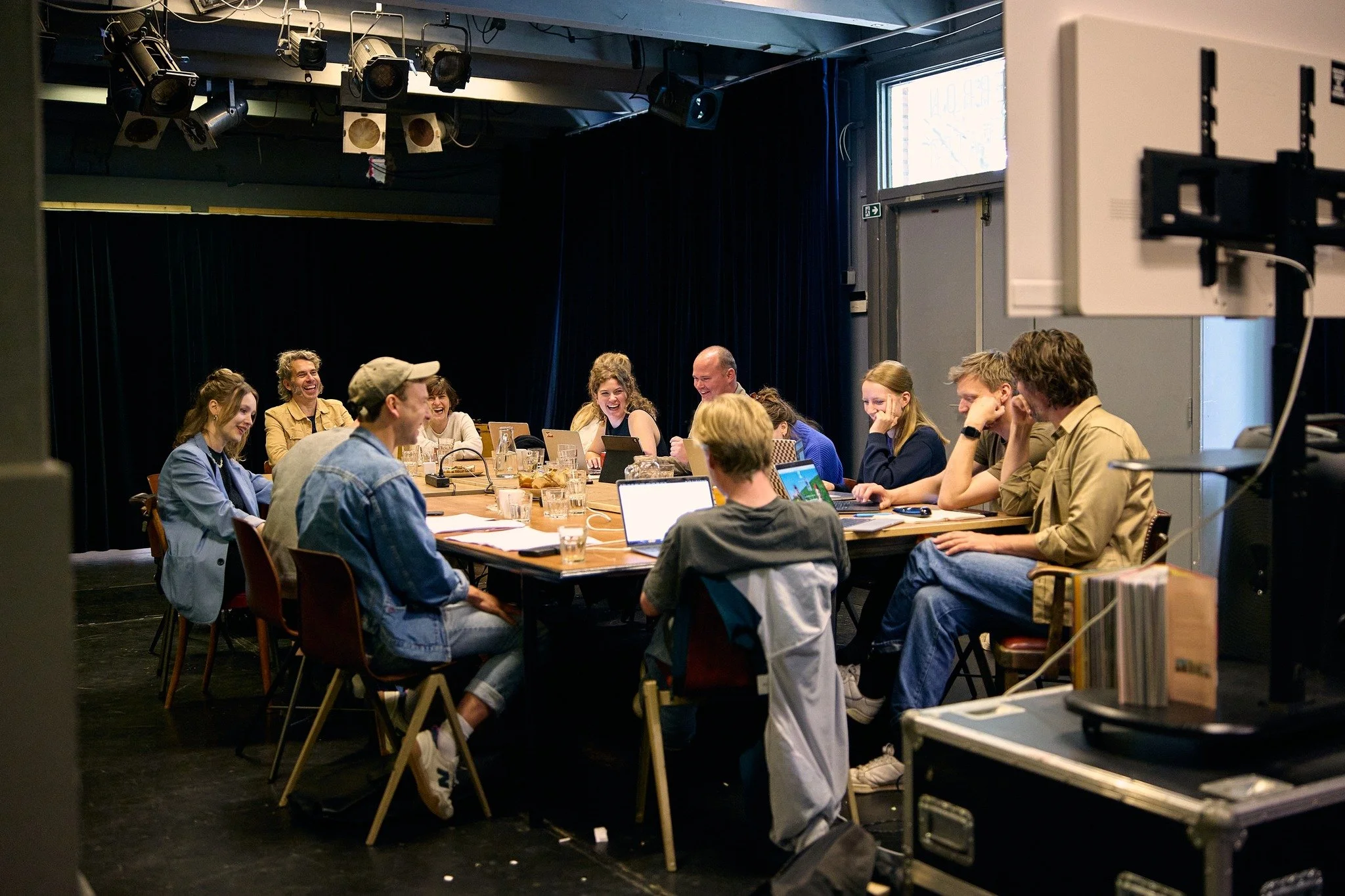 VACATURE: ZAKELIJK DIRECTEUR (0,8 fte)

Theatergroep De Jonge Honden is op zoek naar een zakelijk directeur die samen met de artistiek directeur richting geeft aan een ambitieus en avontuurlijk theatergezelschap. Ben jij strategisch sterk, ondernemen