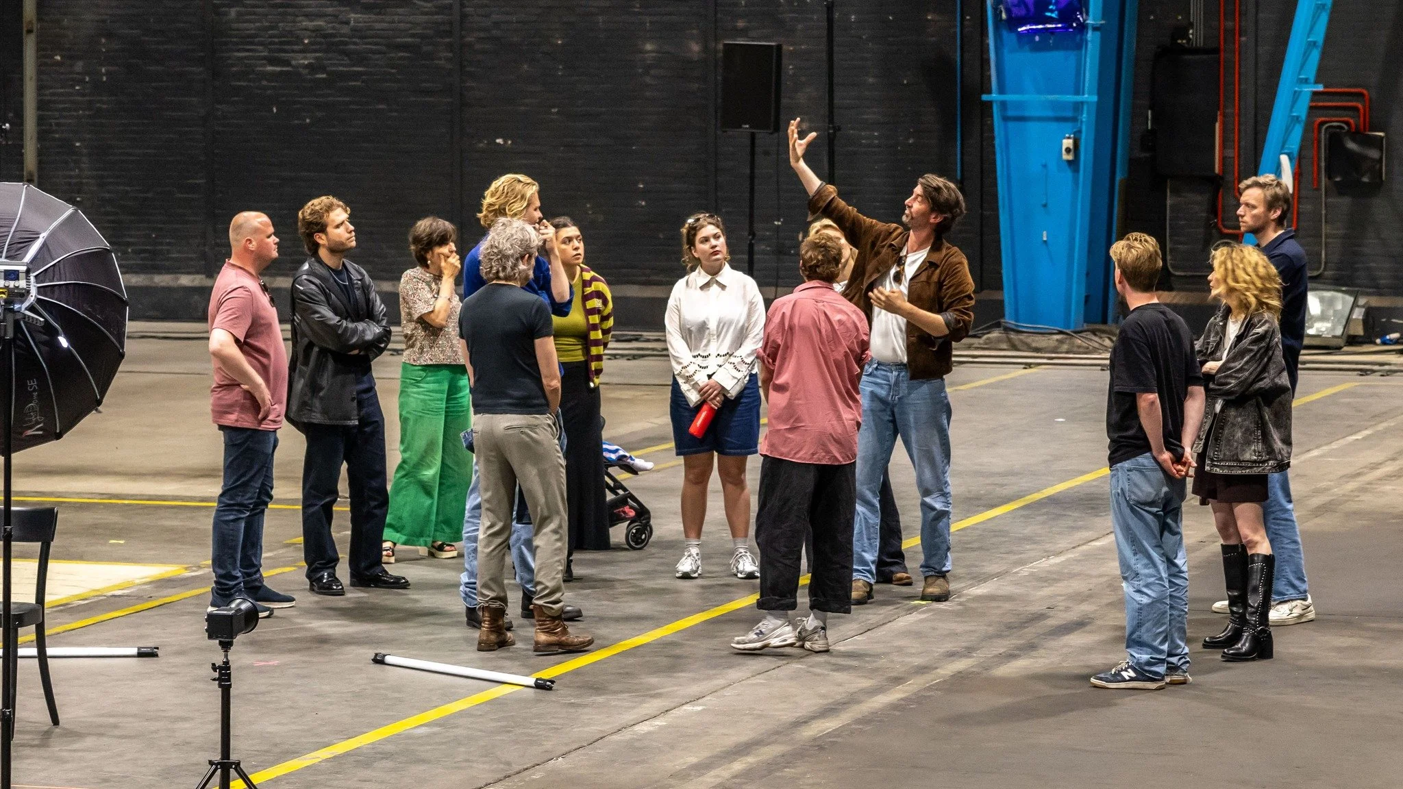 Vorige week namen we met het team een kijkje op locatie in de Rode Hal, een enorm gebouw aan de achterkant van station Zwolle. Nu nog leeg en zonder decor. Binnenkort verplaatsen we de repetities naar deze locatie, wordt het decor opgebouwd en spelen
