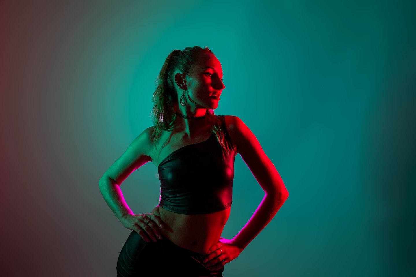 🎨 Playing with gel lighting magic in the studio with the incredible London-based model Jasmine ✨

I love experimenting with colour, contrast, and shadows to create something bold and expressive. Always a vibe when gels are involved &mdash; from soft
