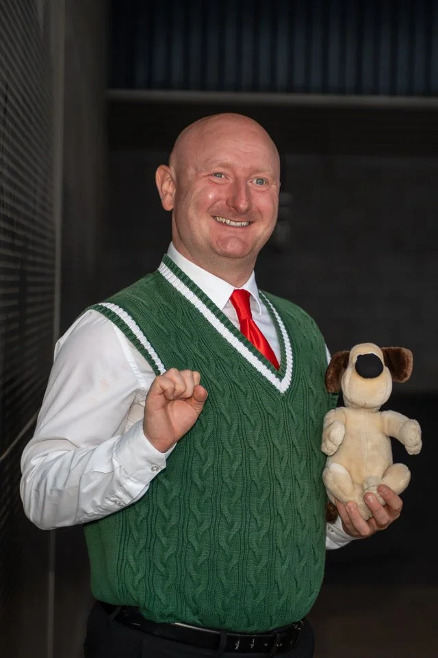 Wallace cosplayer holding a Gromit toy