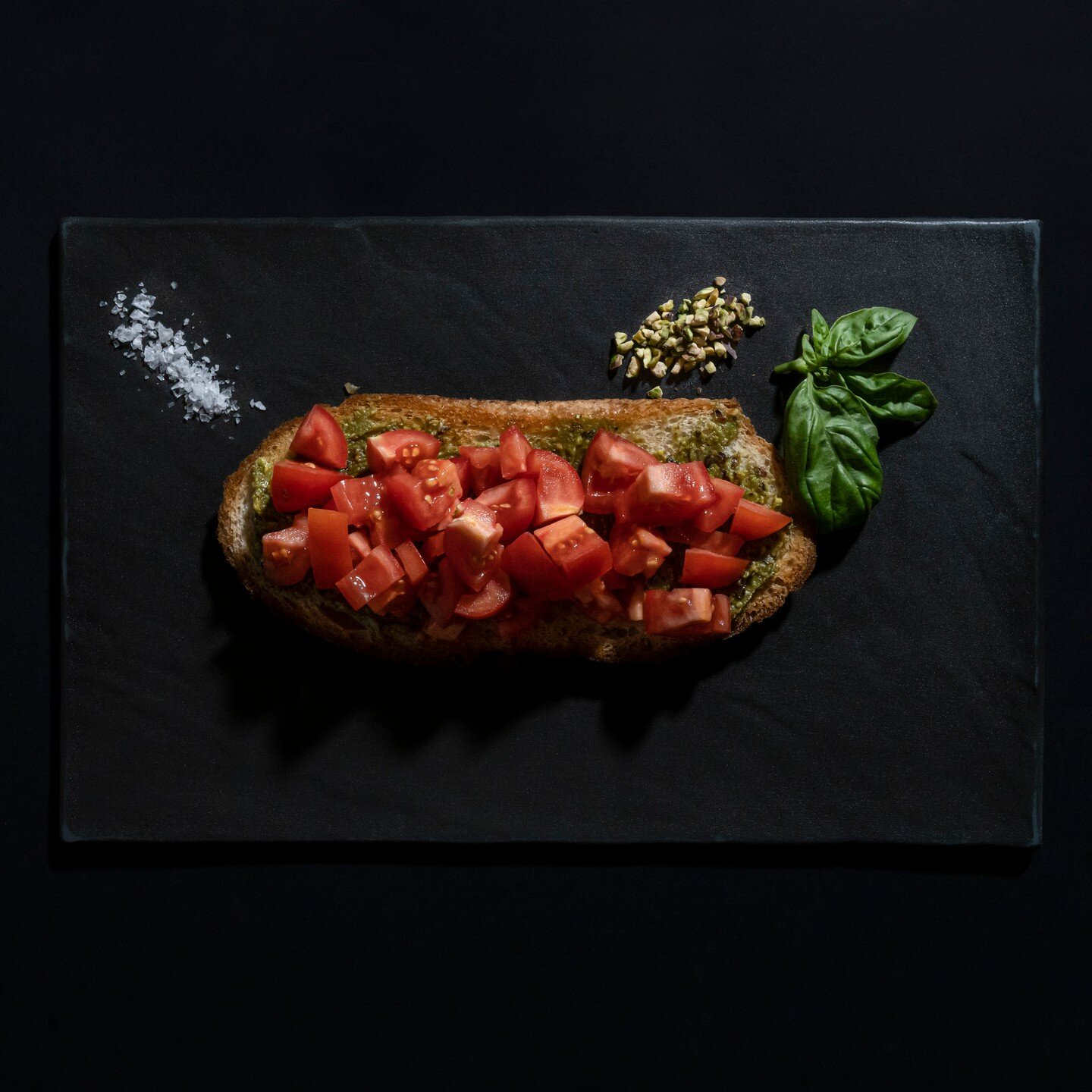 La nostra bruschetta con pesto di pistacchi di Bronte e Pomodorini spadellati al basilico.

#food#comofood#italianfood#instafood#italy#como#comolake