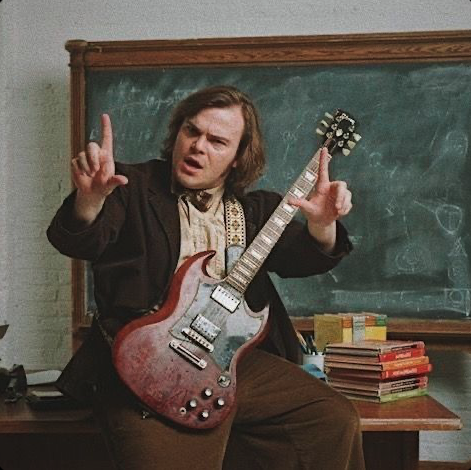 Musiklehrer unterrichtet Schüler in einem modernen Klassenzimmer. Der Lehrer zeigt Noten auf einer Tafel, während Schüler mit Musikinstrumenten wie Gitarre und Schlagzeug üben. Das Bild vermittelt eine kreative und inspirierende Lernatmosphäre