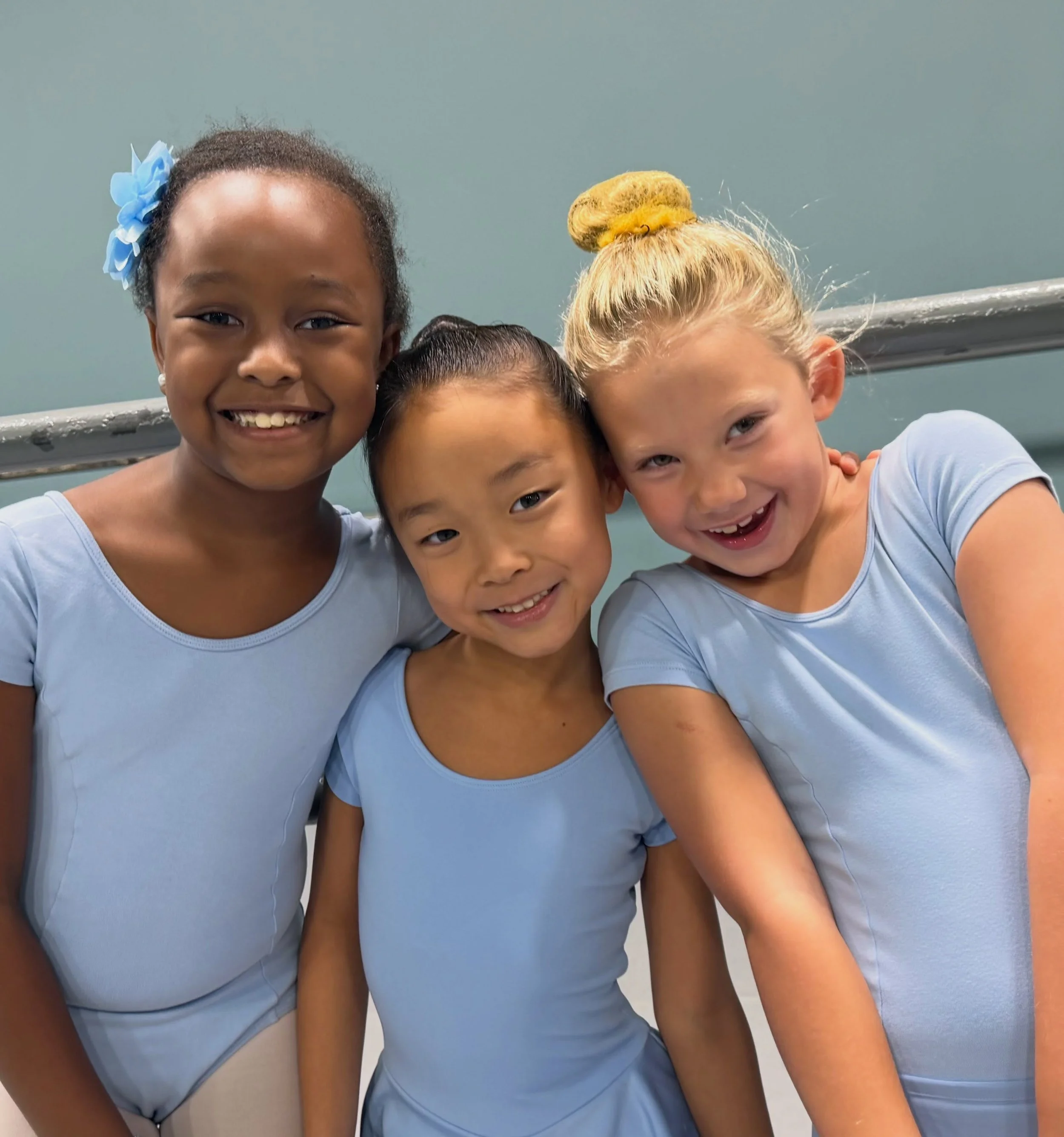 Nothing like reuniting with your dance friends! 💕🩰✨
So happy to be back together and dancing! #DanceFriends #nunnbetterdancetheatre #balletbuddiesarethebestbuddies