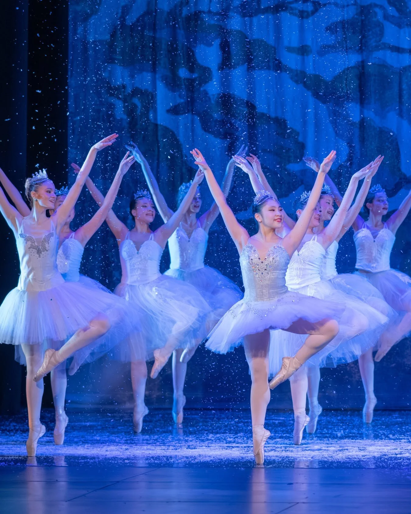 Countdown to snowy weather has begun!!! #nutcrackerrehearsal💂&zwj;♀️🎄 #nunnbetterdancetheatre #balletlife #letitsnow❄️❄️