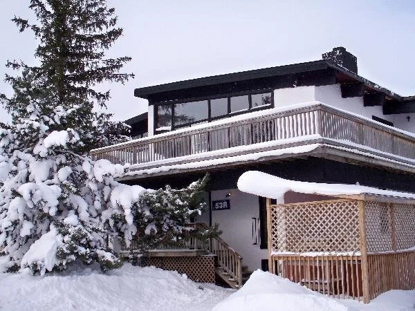 6 BEDROOM SWISS STYLE CHALET / COTTAGE with Hot Tub & Sauna - SLEEPS 16