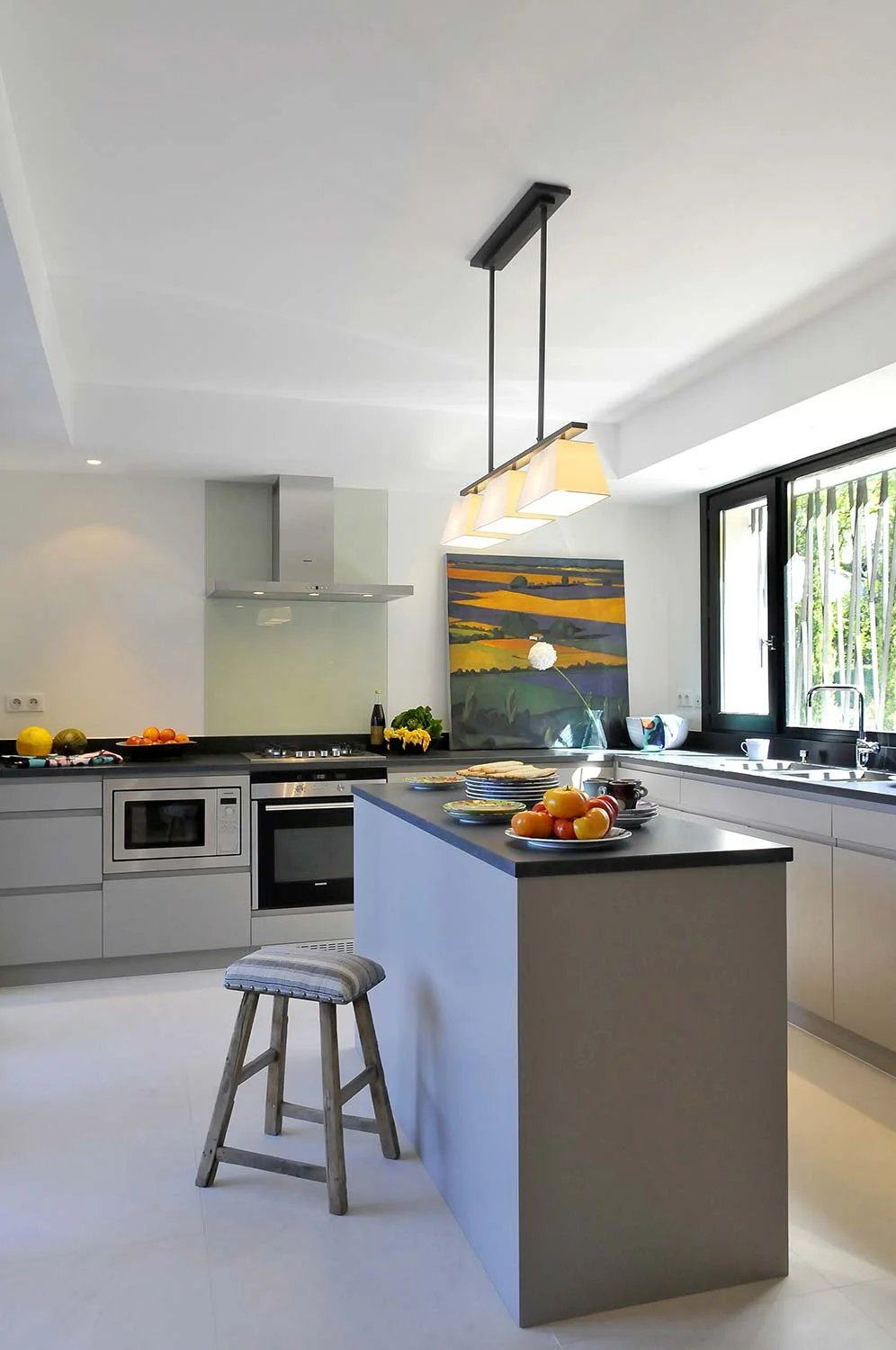 David Price Design and Architecture - Projet de villa des années 1950 - îlot de cuisine dans une villa française rénovée