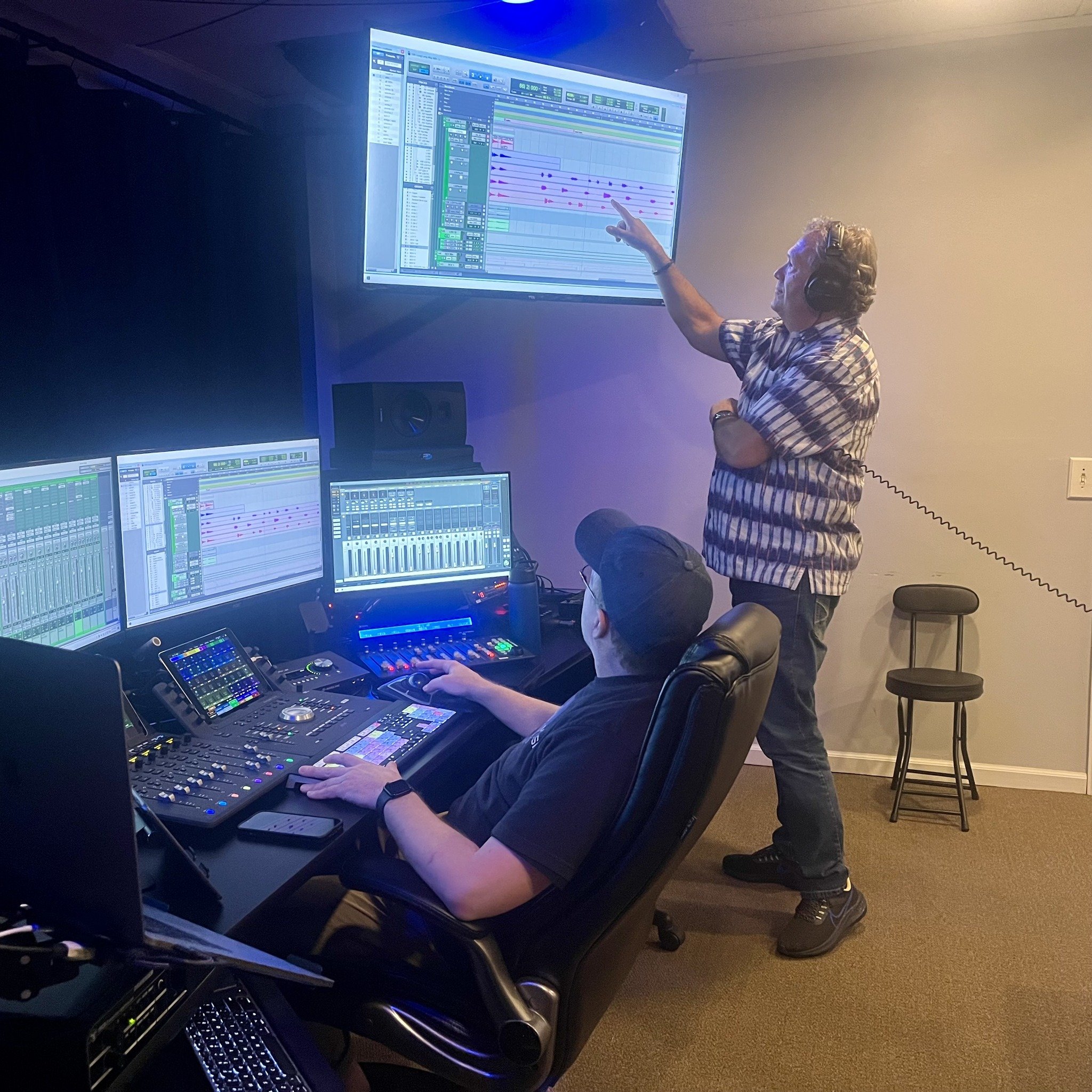 Adding some final touches to a couple of @glen.wagner.1612's songs!

Reach out to book a session or learn more&mdash;link in bio &gt;&gt;
.
.
.
#hiddencreekmusic #musicproducer #musicproduction #musicstudio #recordingstudio #recordingstudio #bellevue