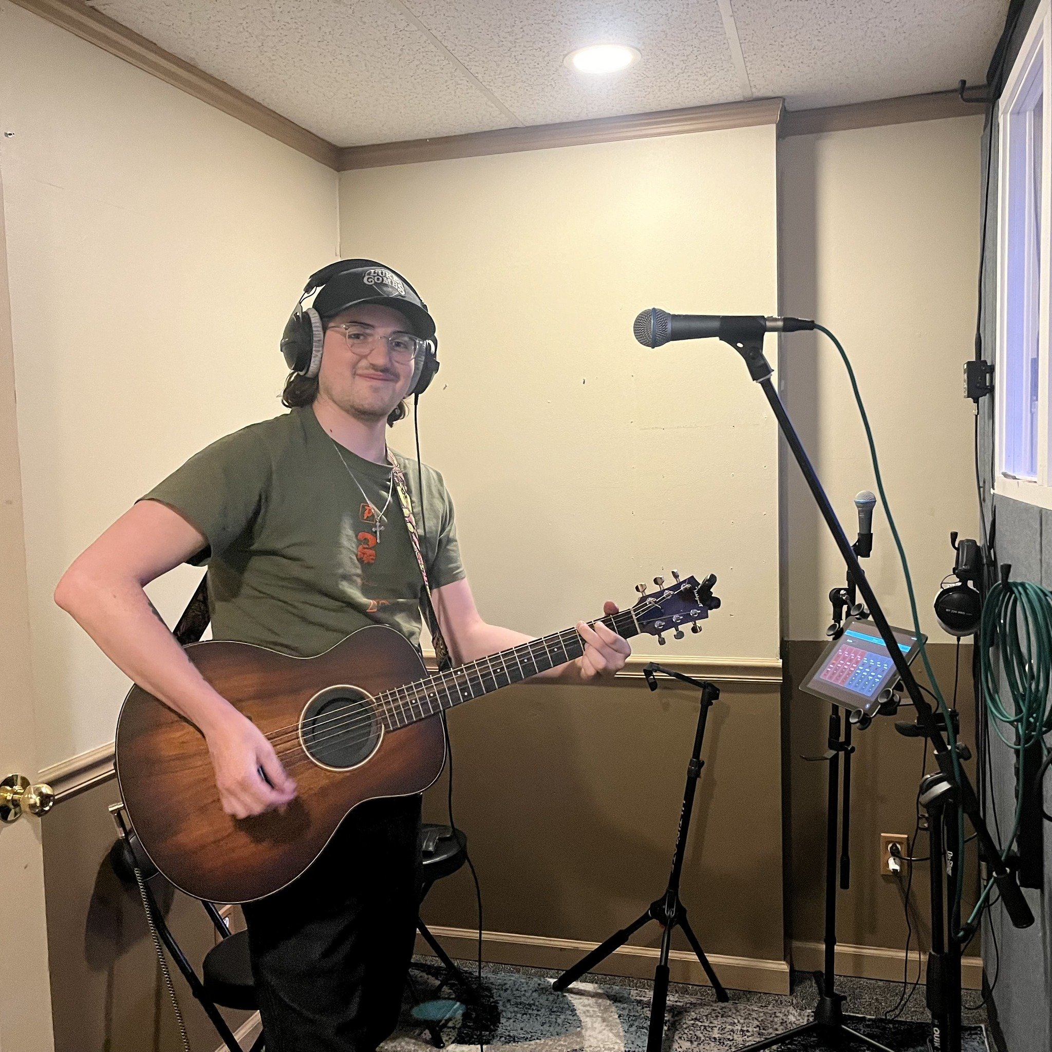 Live tracking with @liamsharkeymusic!
@christian_bojarski @voxtremolo 

Reach out to book a session or learn more&mdash;link in bio &gt;&gt;
.
.
.
#hiddencreekmusic #musicproducer #musicproduction #musicstudio #recordingstudio #recordingstudio #belle
