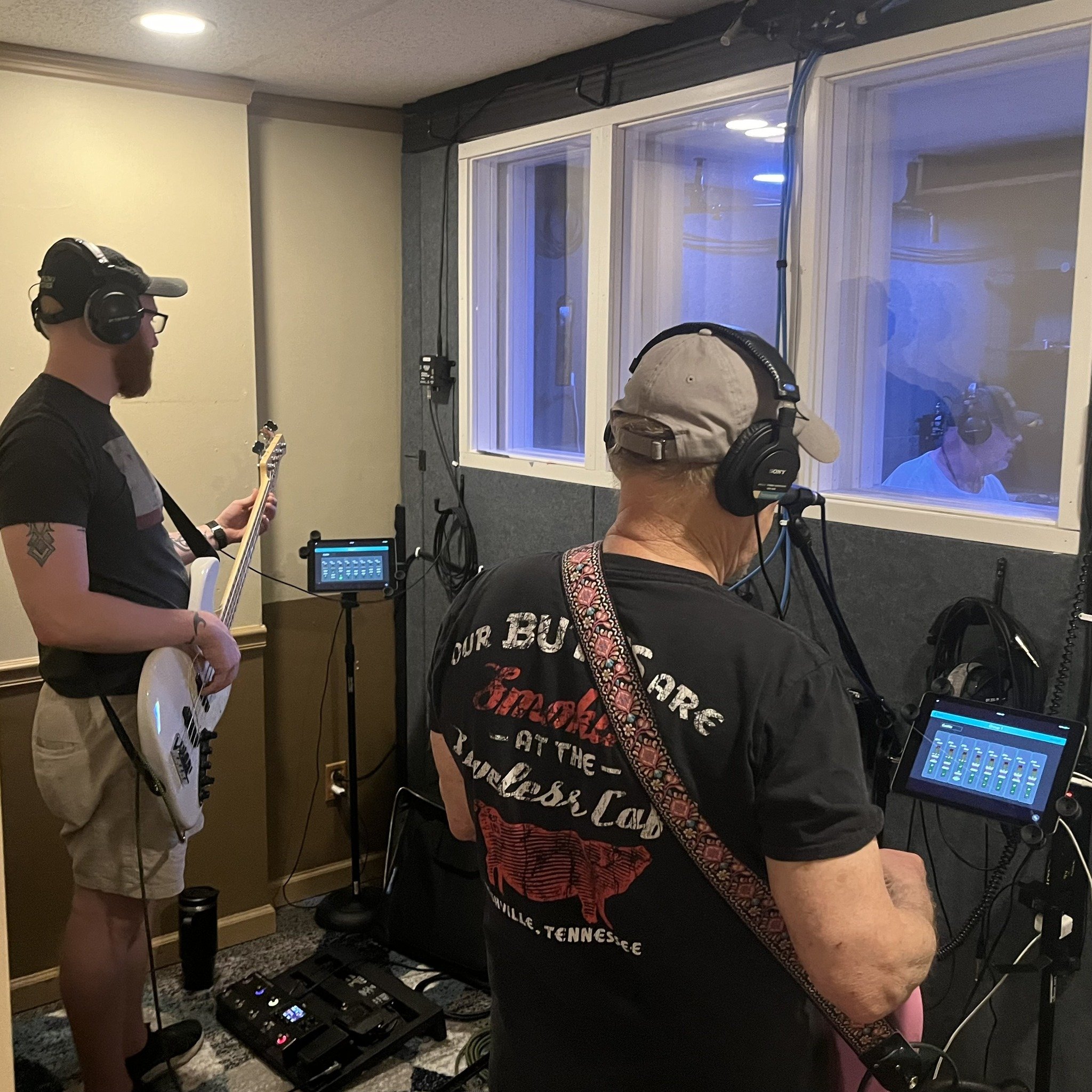 Live tracking with @therealdealrocks, featuring @micahnortrup and @leightonthomasmusic! 

Reach out to book a session or learn more&mdash;link in bio &gt;&gt;
.
.
.
#hiddencreekmusic #musicproducer #musicproduction #musicstudio #recordingstudio #reco