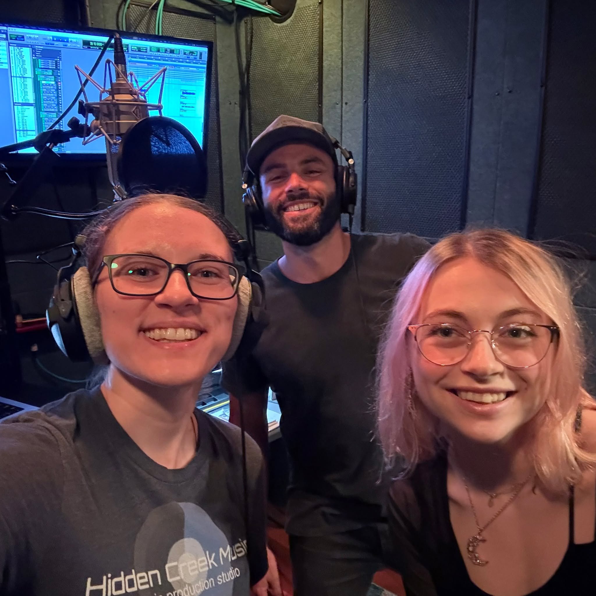 Big vocal day with @taylortuke!
@_ellie_the_jelly_ @sarahmgrenier
Reach out to book a session or learn more—link in bio >>
.
.
.
#hiddencreekmusic #musicproducer #musicproduction #musicstudio #recordingstudio #recordingstudio #bellevue