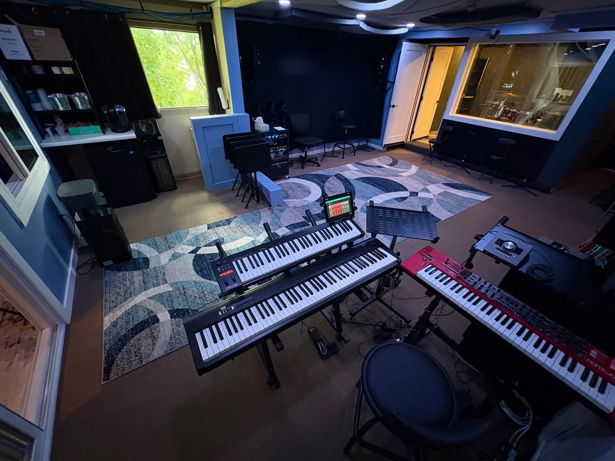 Interested in recording with multiple musicians? We've reconfigured our live tracking room to maximize space!
Reach out to book a session or learn more—link in bio >>
.
.
.
#hiddencreekmusic #musicproducer #musicproduction #musicstudio