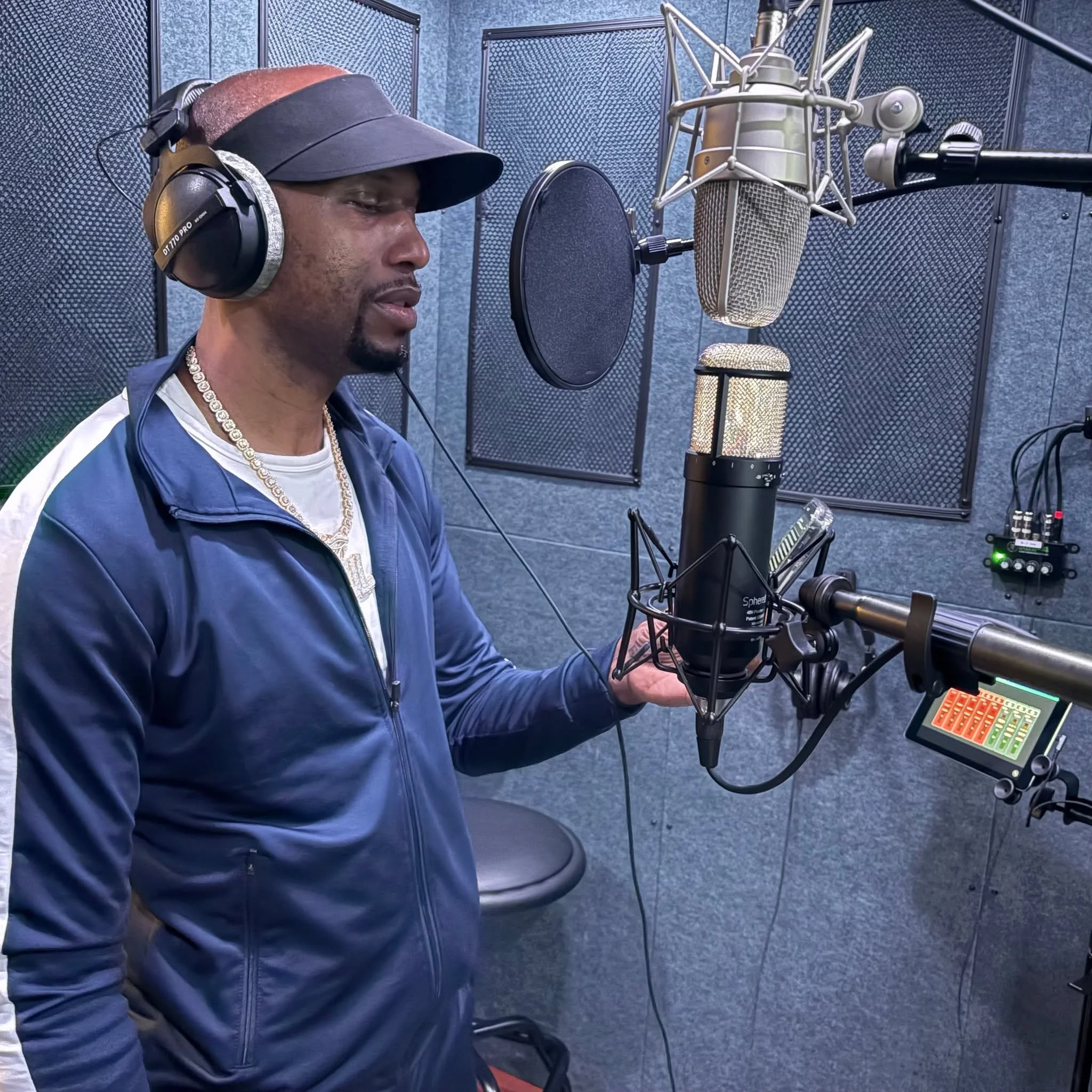 Recording vocals with Soul for one of @shawn.d.mercer's songs!
Reach out to book a session or learn more—link in bio >>
.
.
.
#hiddencreekmusic #musicproducer #musicproduction #musicstudio #recordingstudio #recordingstudio #bellevuetn #n
