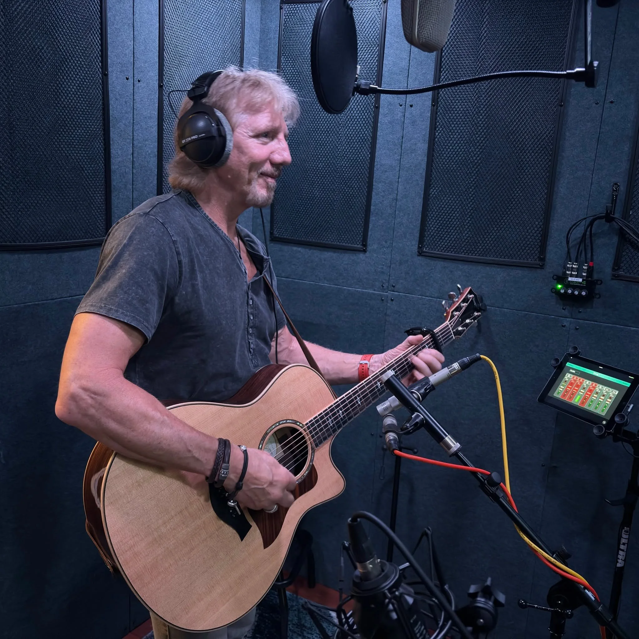 Working on a heartfelt song with Rob Church!
Reach out to book a session or learn more—link in bio >>
.
.
.
#hiddencreekmusic #musicproducer #musicproduction #musicstudio #recordingstudio #recordingstudio #bellevuetn #nashville #nashvill