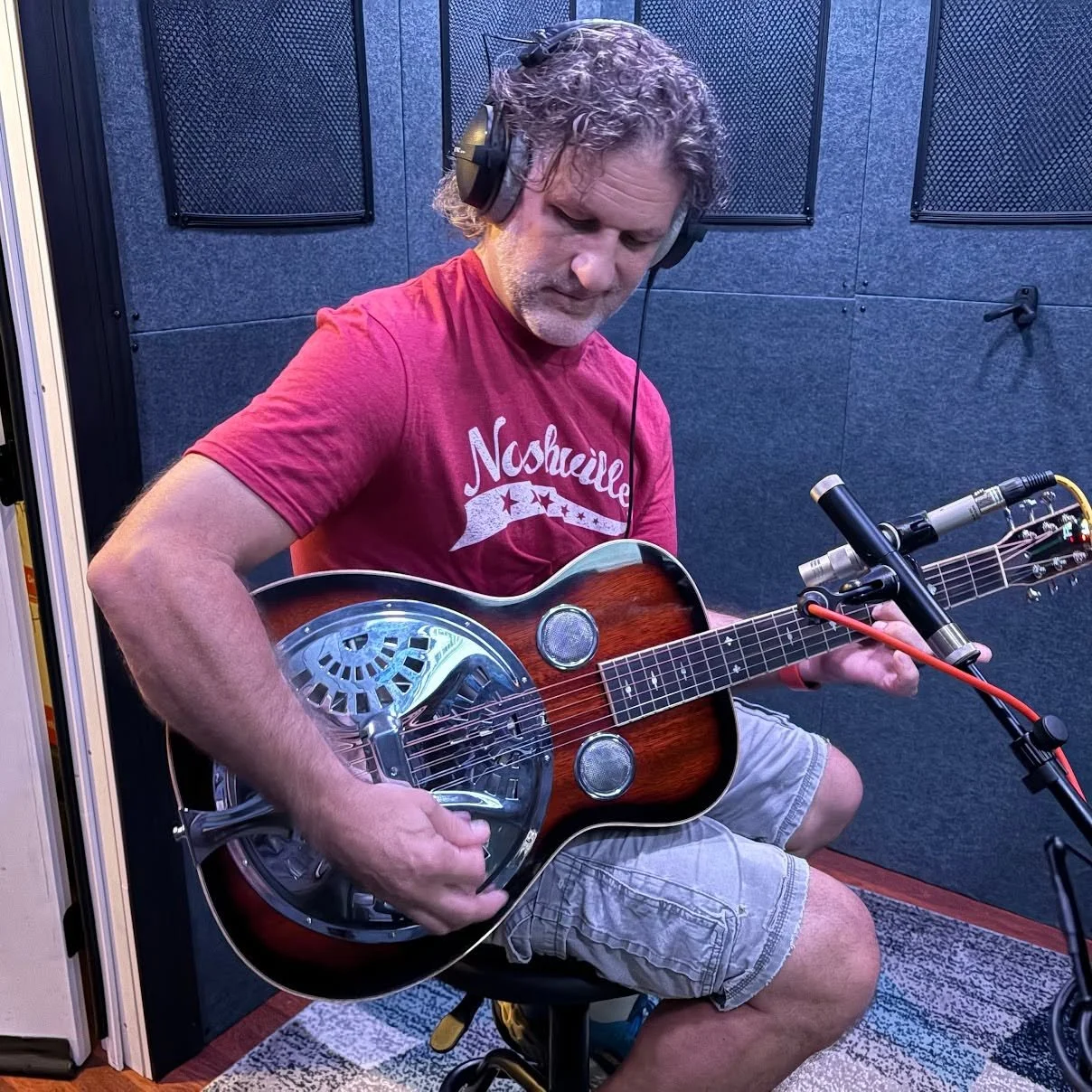 Tracking resonator with @ridgebanks! 

Reach out to book a session or learn more&mdash;link in bio &gt;&gt;
.
.
.
#hiddencreekmusic #musicproducer #musicproduction #musicstudio #recordingstudio #recordingstudio #bellevuetn #nashville #nashvilletn #na
