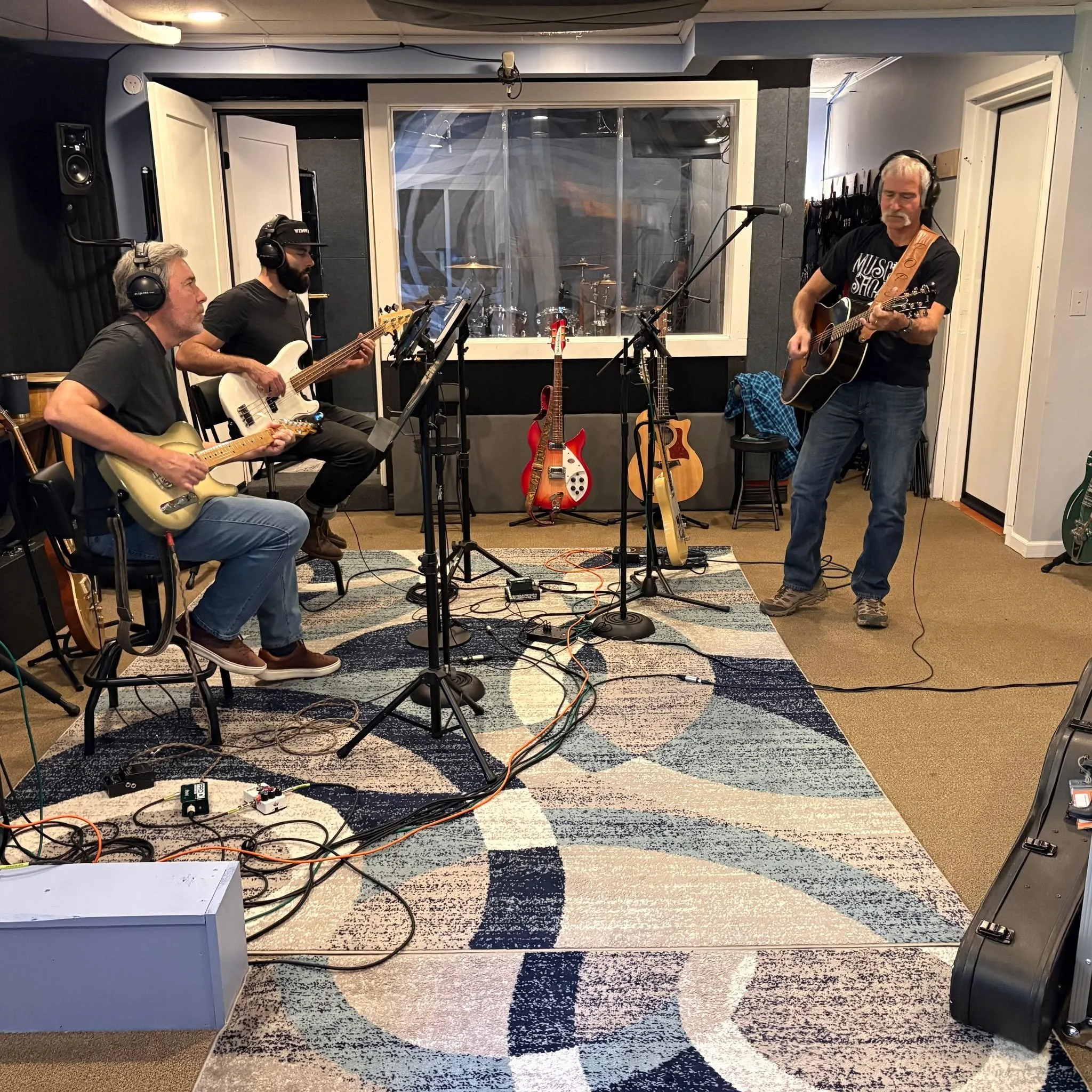 It's so much fun being back in the studio with @dcatmusic and @blaino2!
@taylortuke 

Reach out to book a session or learn more&mdash;link in bio &gt;&gt;
.
.
.
#hiddencreekmusic #musicproducer #musicproduction #musicstudio #recordingstudio #recordin