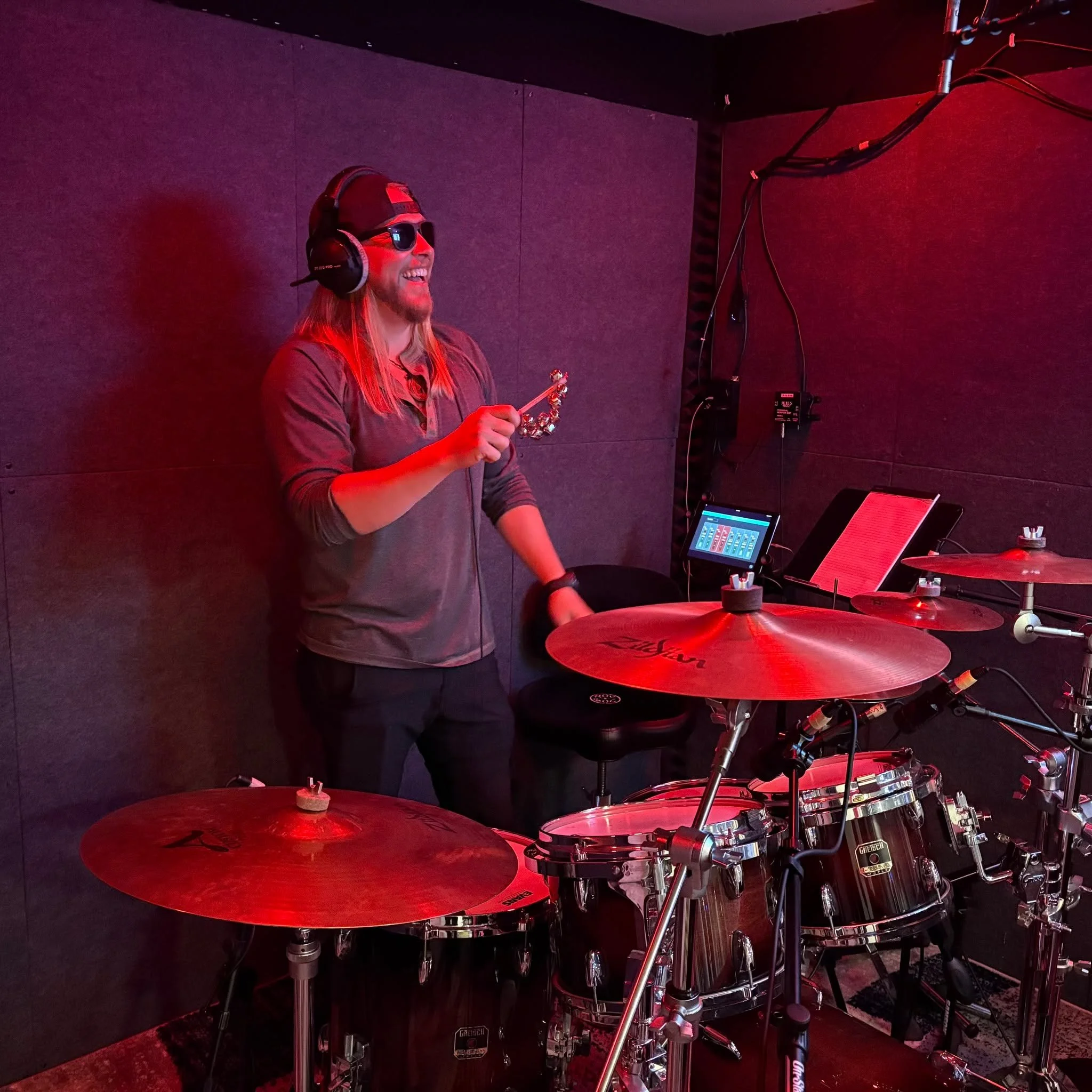 Throwback to the day @killerwithane recorded his new Christmas song!

Reach out to book a session or learn more&mdash;link in bio >>
.
.
.
#hiddencreekmusic #musicproducer #musicproduction #musicstudio #recordingstudio #recordingstudio #bellevu